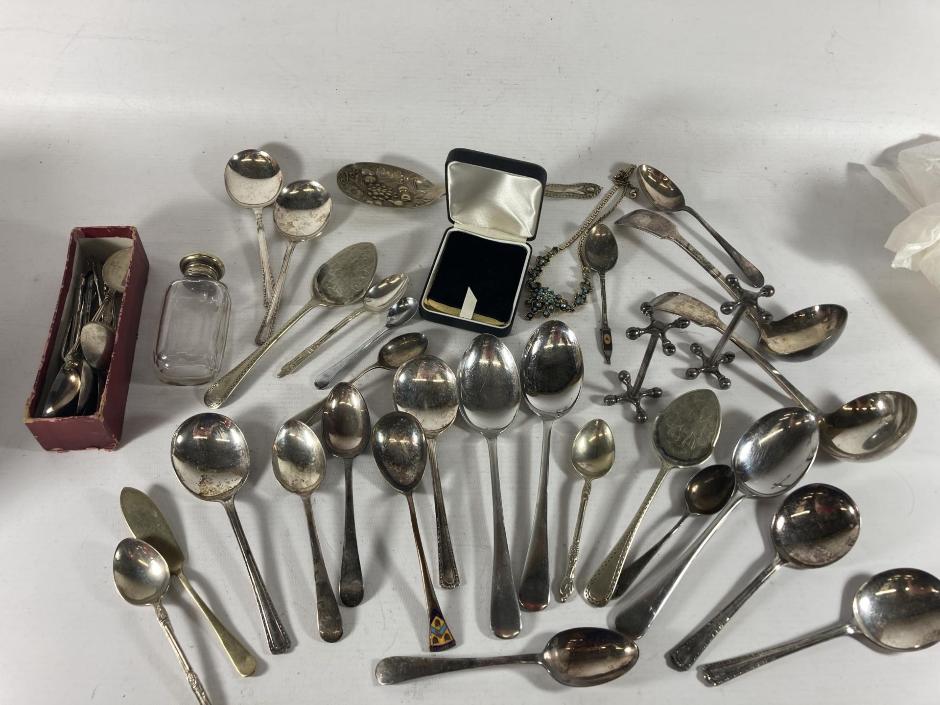 A QUANTITY OF VINTAGE FLATWARE TO INCLUDE LADELS, APOSTLE TEASPOONS, A BERRY SPOON, A WHITE METAL