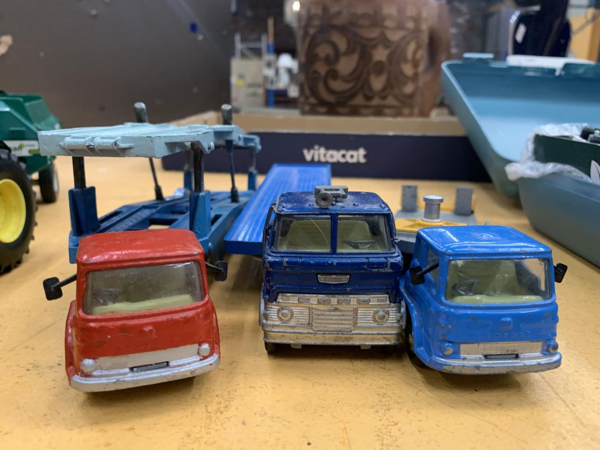 THREE UNBOXED CORGI MODELS, FORD FLATBED LORRY, BEDFORD TK CAR TRANSPORTER AND A BEDFORD TK