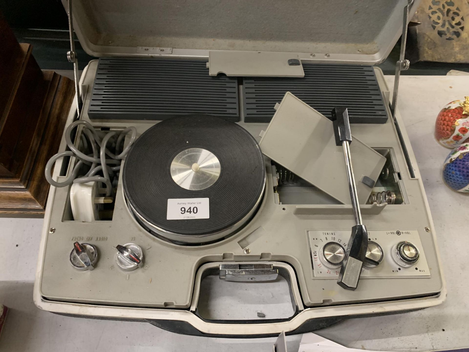 A VINTAGE PYE PORTABLE RECORD PLAYER IN A CASE - Image 3 of 3