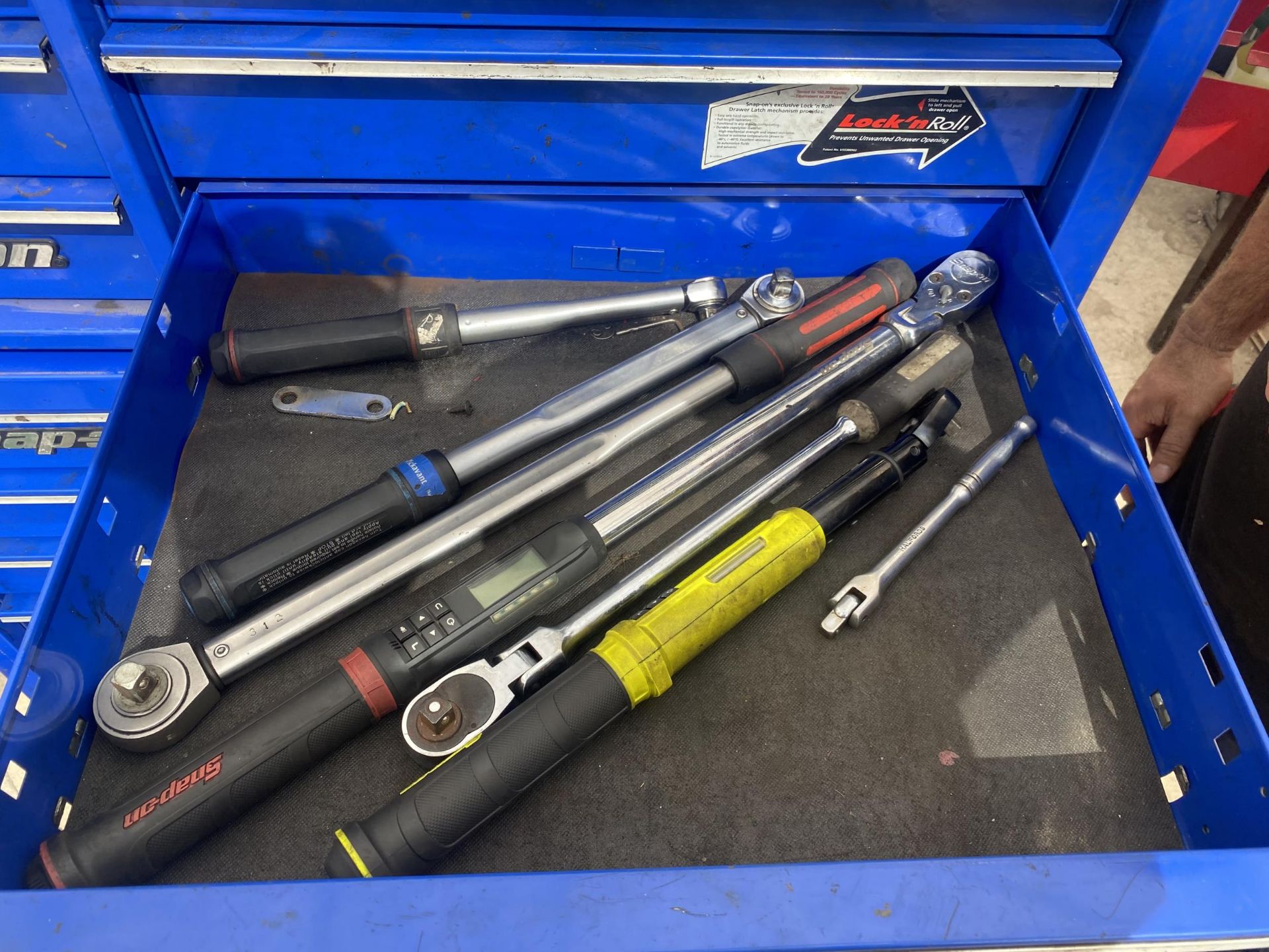 A LARGE TWENTY DRAWER FOUR WHEELED METAL SNAPON MECHANICS CHEST, FULL OF SNAP ON TOOLS TO INCLUDE - Image 8 of 27