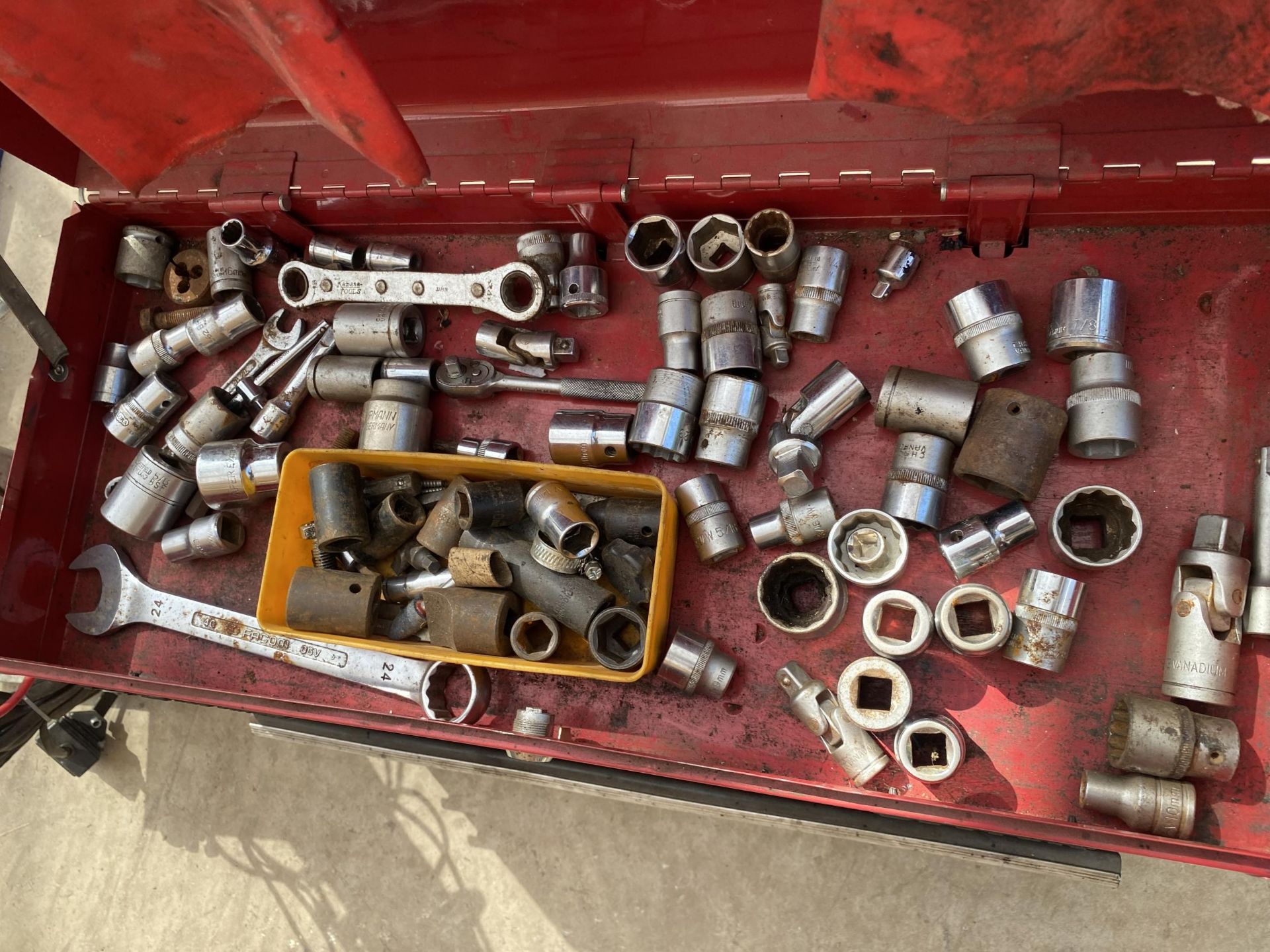 A METAL SEALEY WORKSHOP TOOL CHEST WITH AN ASSORTMENT OF SOCKETS - Image 3 of 4