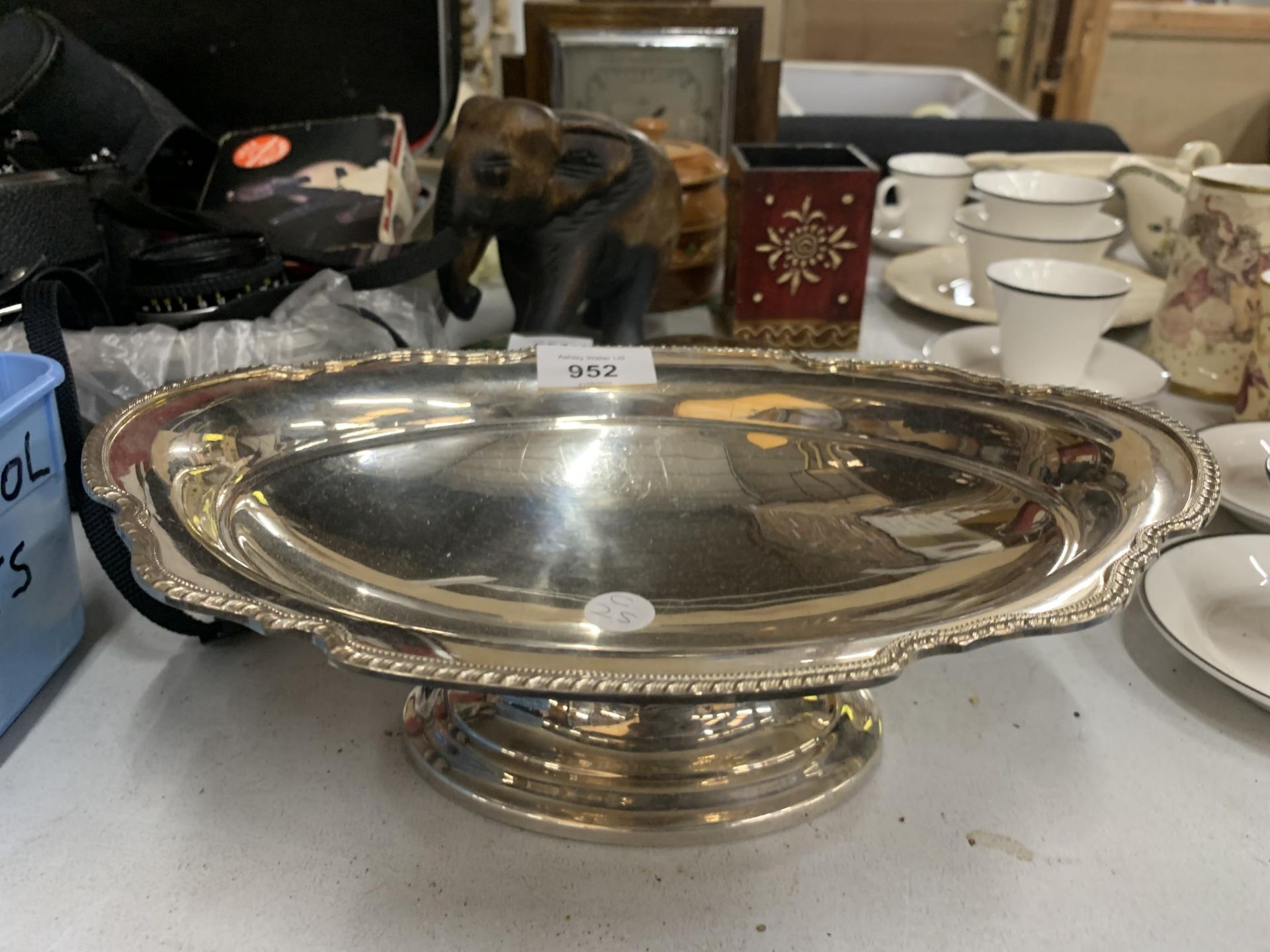 A SHEFFIELD SILVER PLATED OVAL FOOTED BOWL WITH FLUTED EDGE