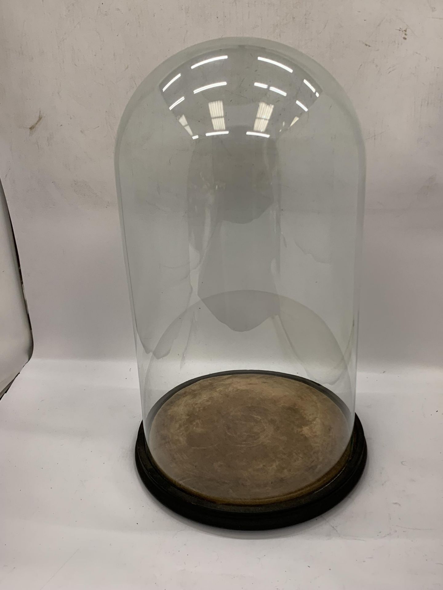 A VINTAGE GLASS DISPLAY CLOCHE DOME, HEIGHT 45CM
