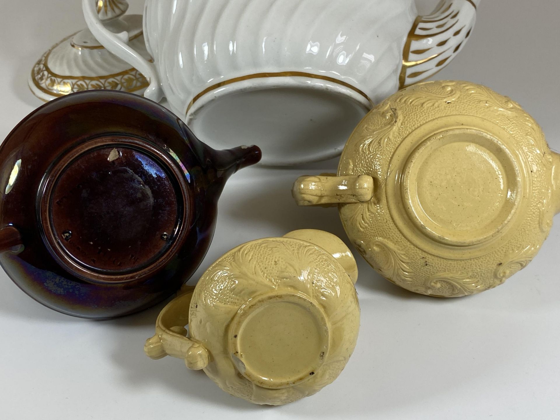 A COLLECTION OF 19TH CENTURY AND LATER TEAPOTS TO INCLUDE WEDGWOOD TREACLE GLAZE SMALL EXAMPLE ETC - Image 3 of 4