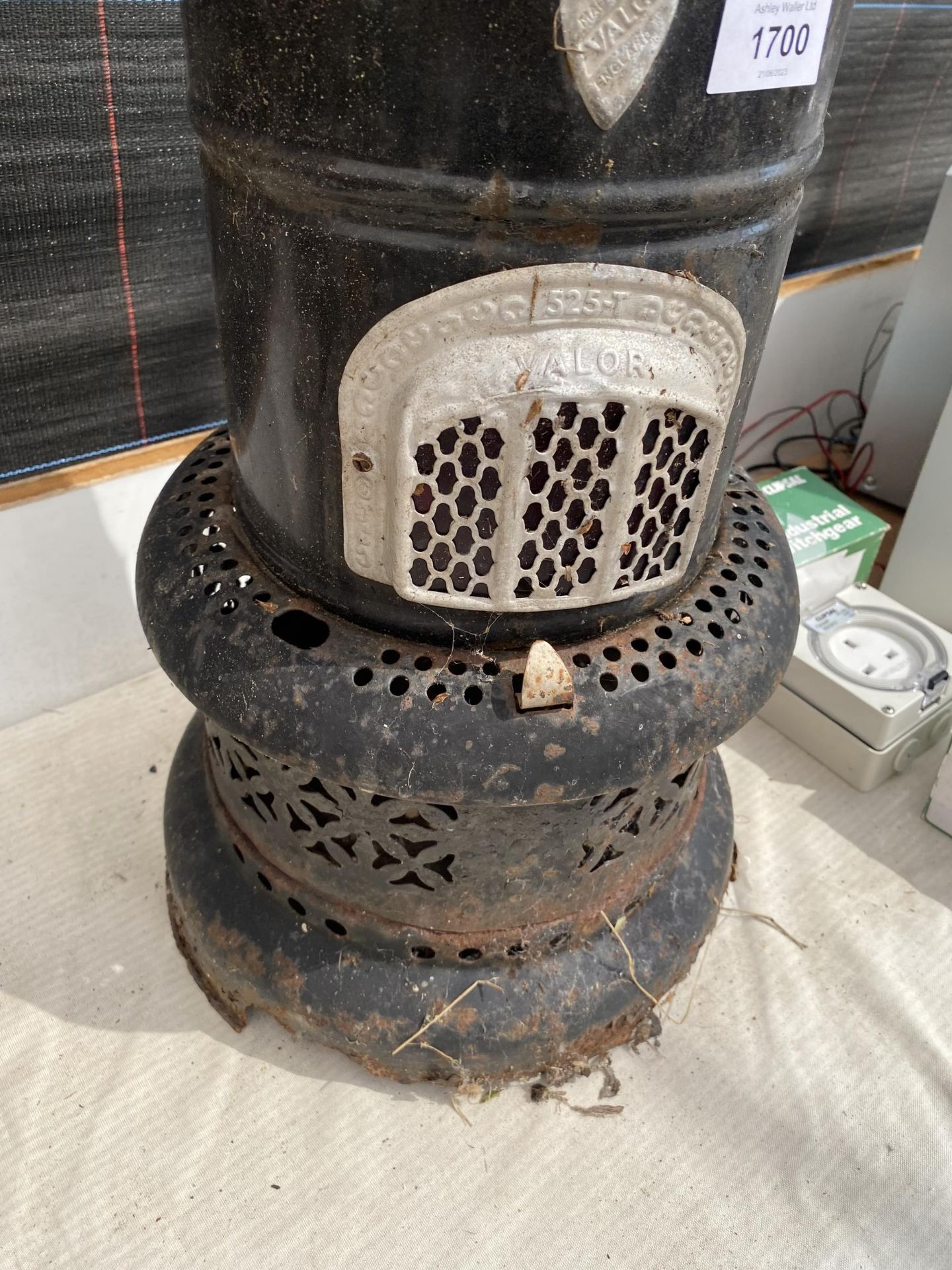 A VINTAGE METAL PARAFIN HEATER - Image 2 of 2