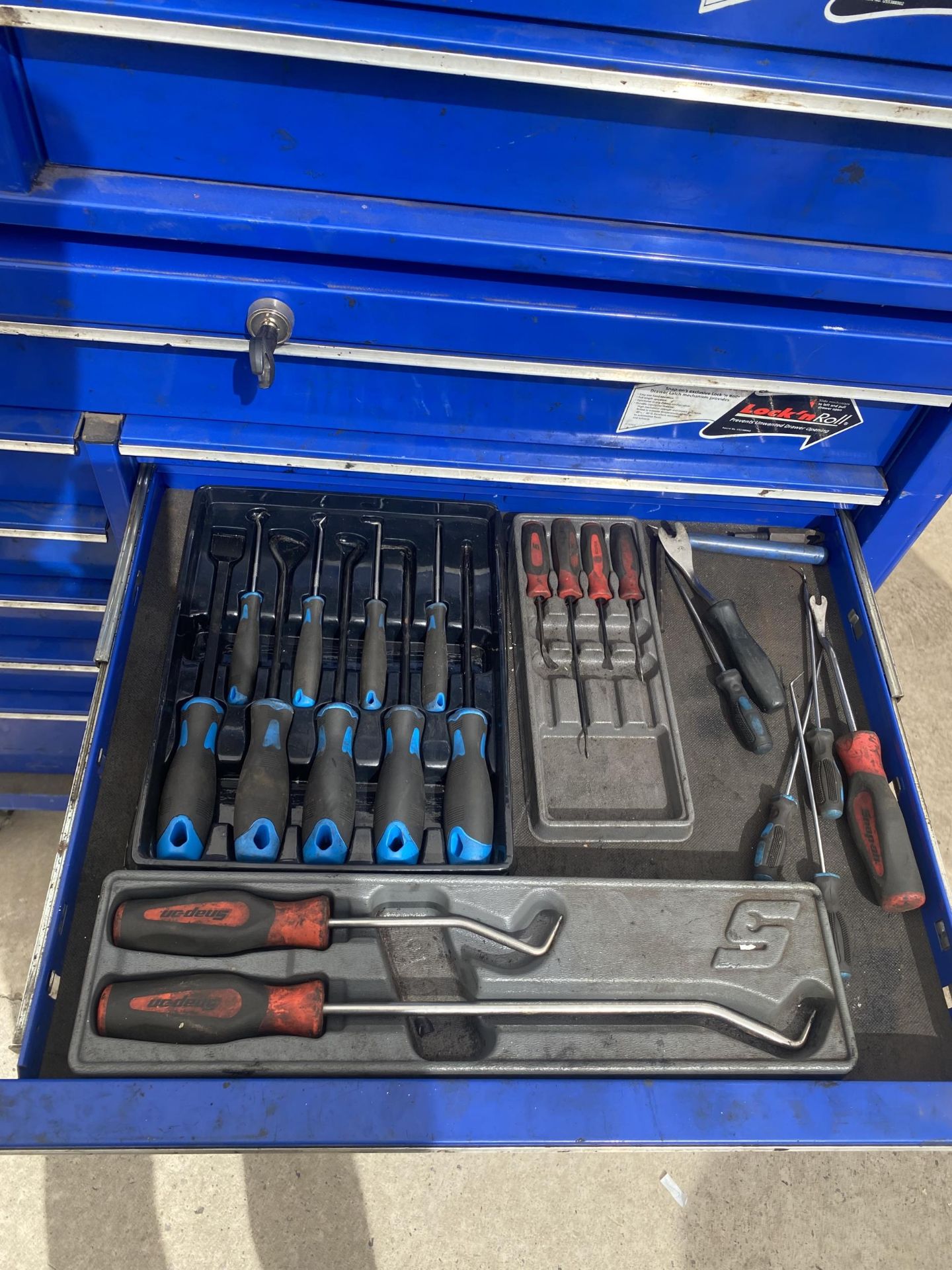 A LARGE TWENTY DRAWER FOUR WHEELED METAL SNAPON MECHANICS CHEST, FULL OF SNAP ON TOOLS TO INCLUDE - Image 16 of 27