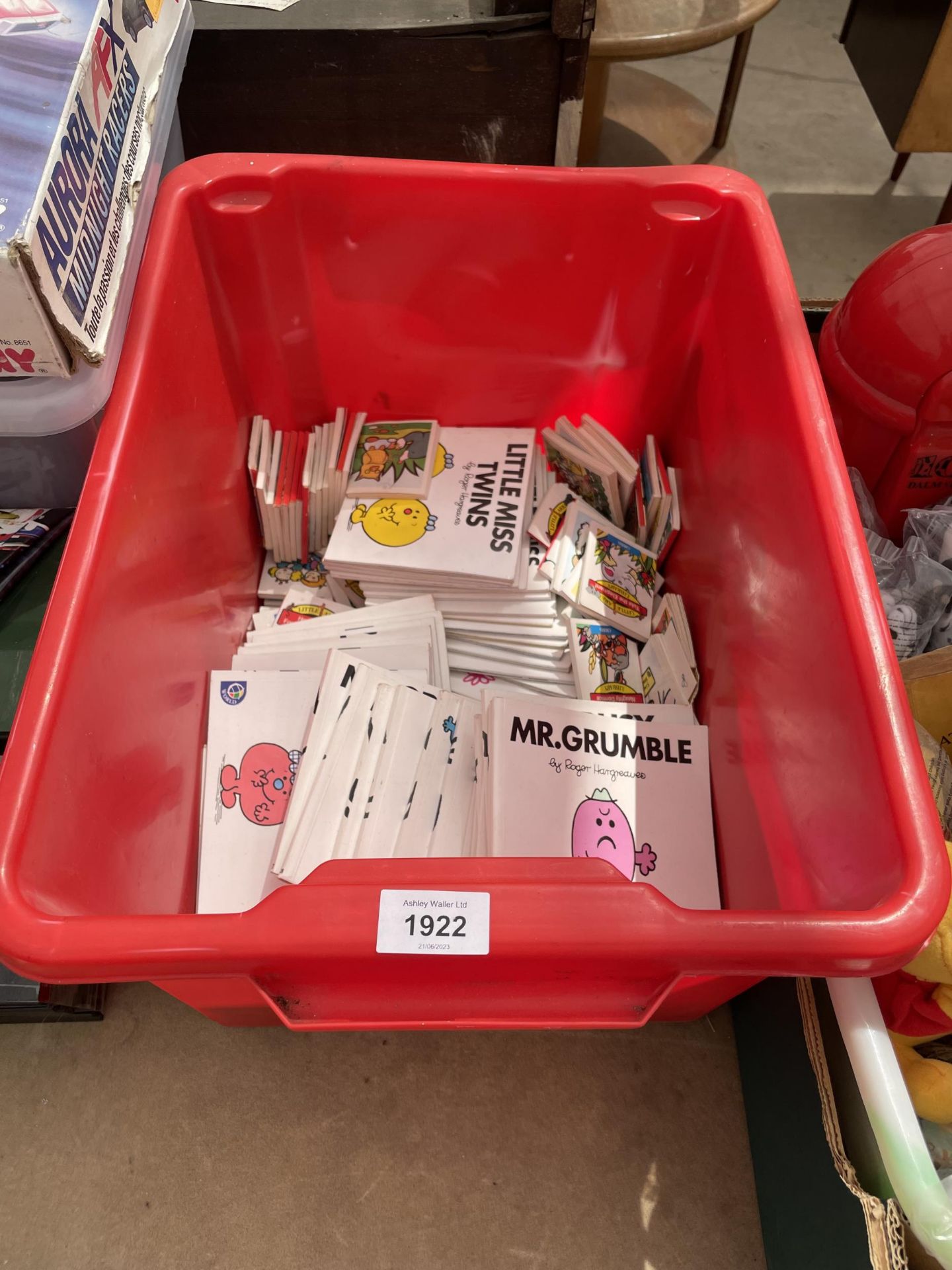 A COLLECTION OF MR MEN AND LITTLE MISS BOOKS