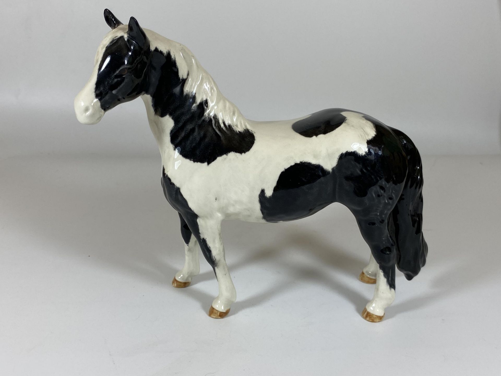 A BESWICK PINTO PIEBALD 1373 GLOSS HORSE FIGURE, HEIGHT 16.5CM