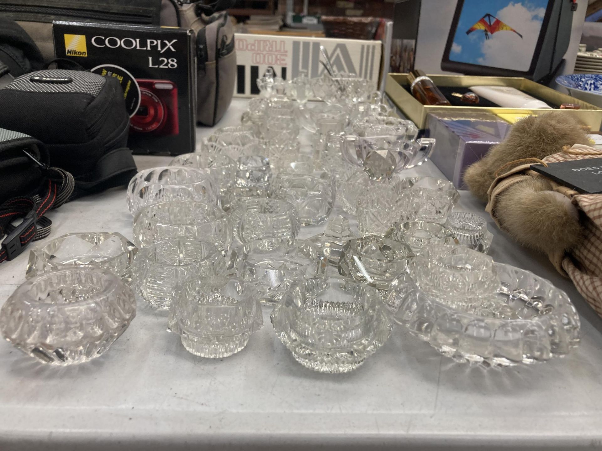 A MIXED LOT OF VINTAGE CUT GLASS ITEMS - Image 3 of 3