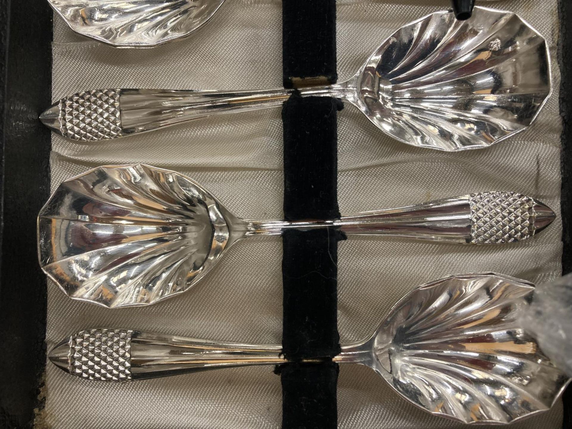 A GROUP OF SILVER PLATED FLATWARE, CASED ITEMS ETC - Image 4 of 4