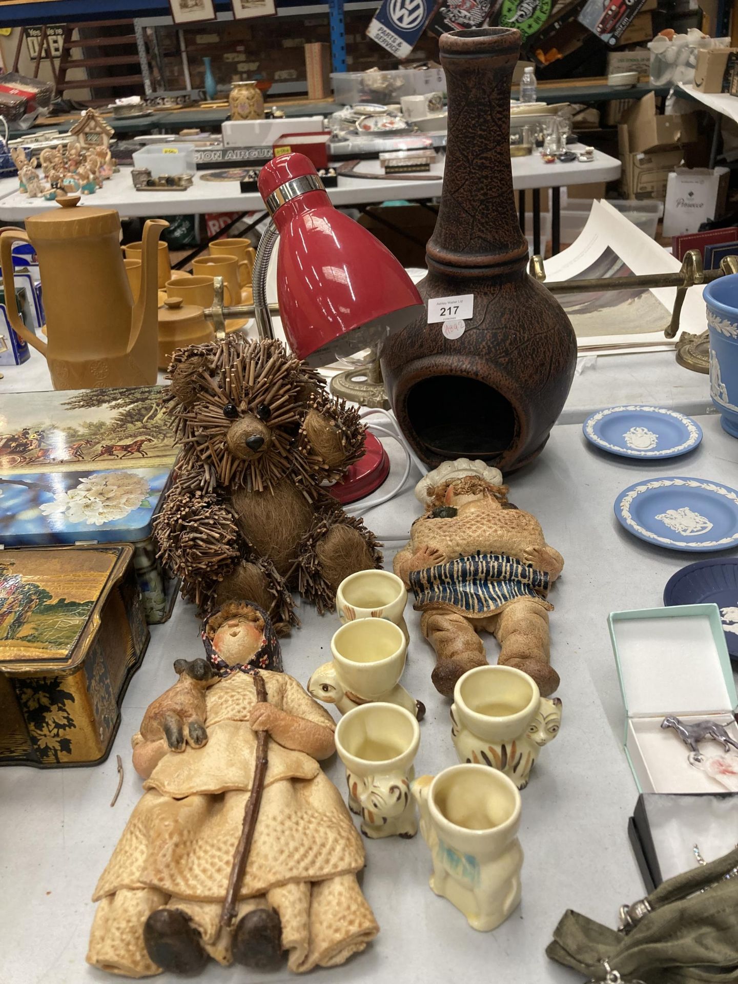 A MIXED LOT TO INCLUDE RED DESK LAMP, BEAR FIGURE, CAT CUPS ETC