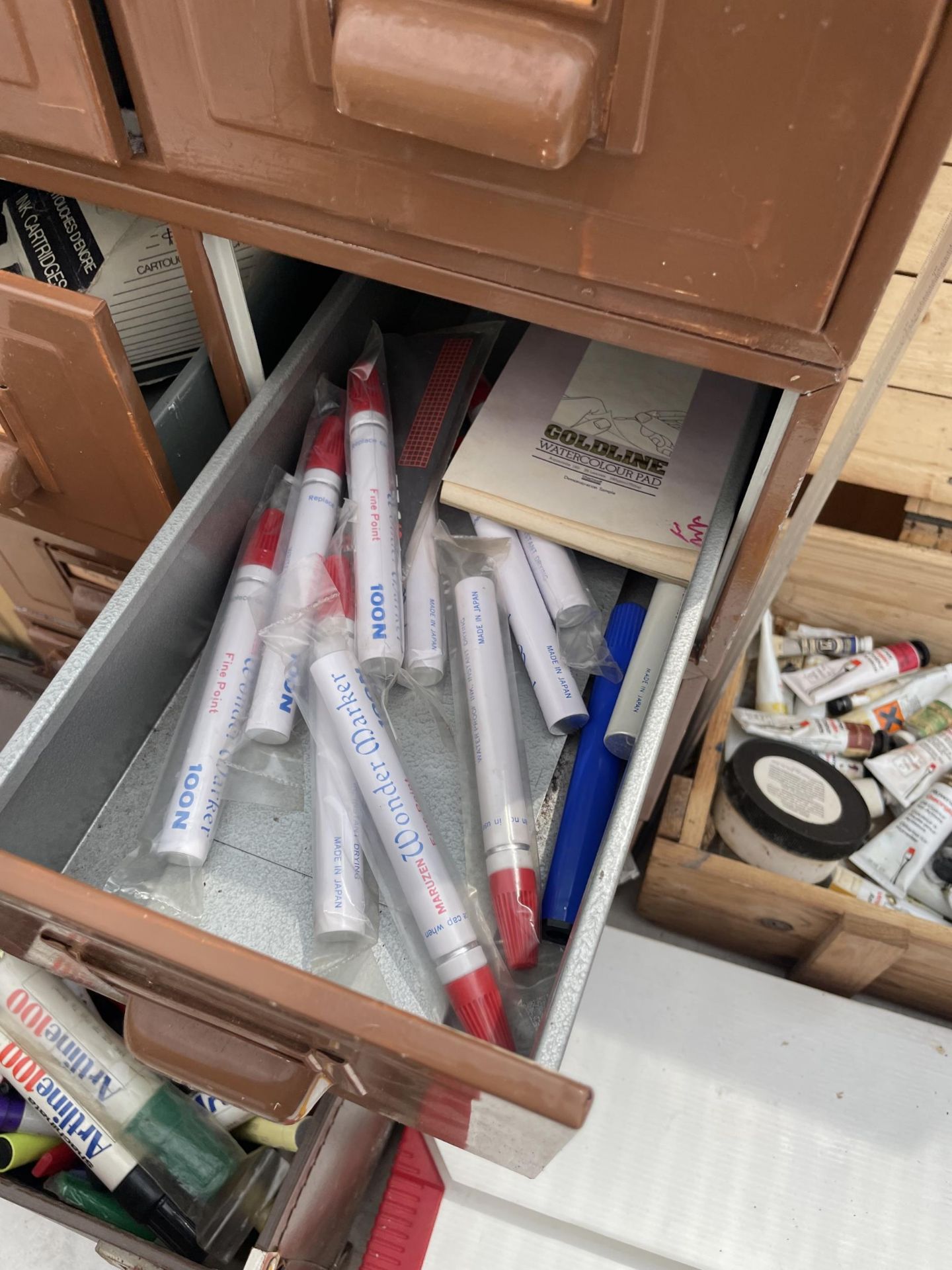 A LARGE QUANTITY OF ARTISTS ITEMS TO INCLUDE PAINTS, PENS AND A FOLDER ETC - Image 8 of 8