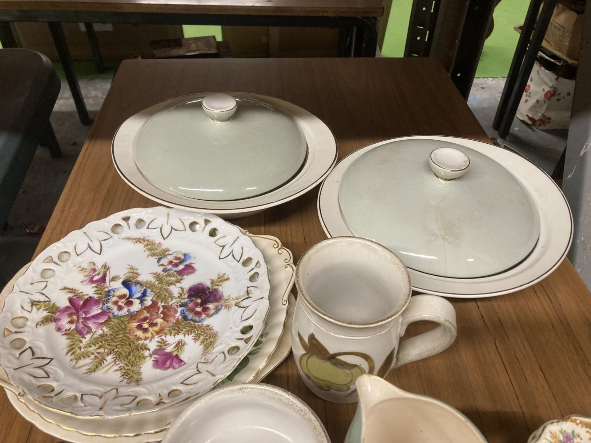 A COLLECTION OF CERAMICS TO INCLUDE OLD FOLEY CHINA FLORAL DISH SET ETC - Bild 2 aus 6