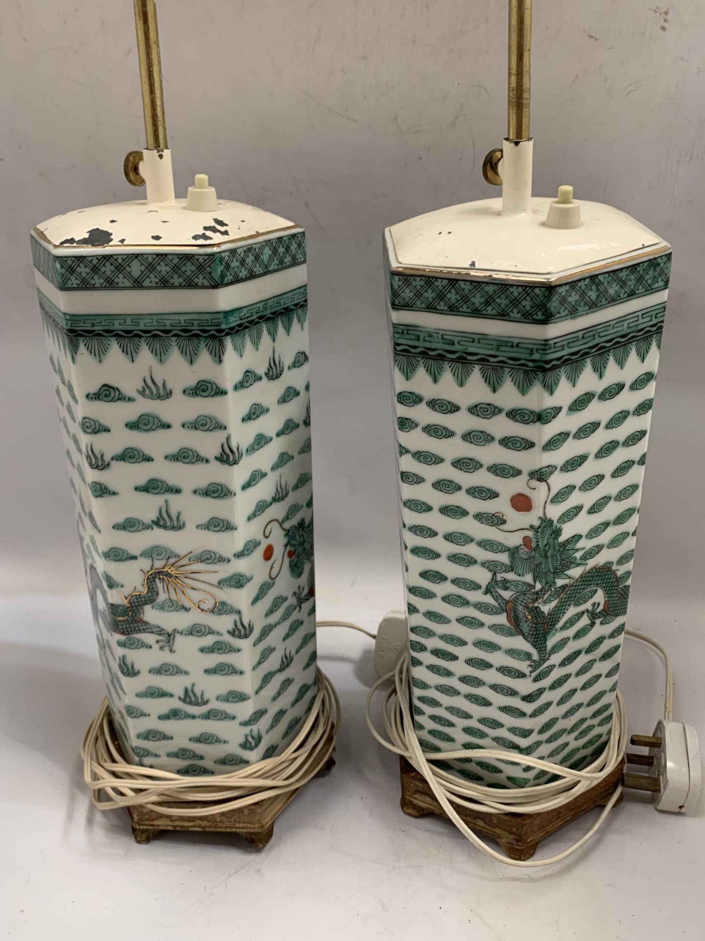A PAIR OF CHINESE FAMILLE VERTE DRAGON DESIGN TABLE LAMPS - Image 2 of 4