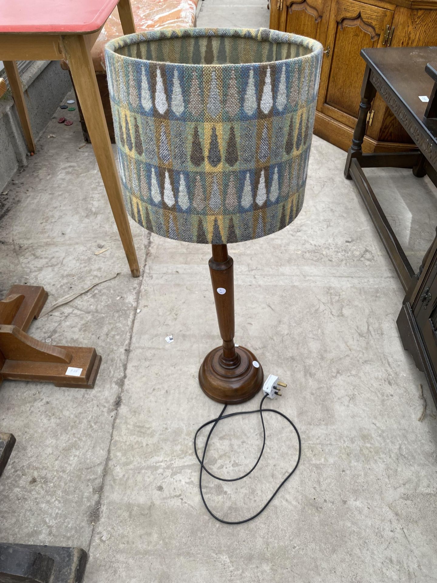 A MODERN MAHOGANY TURNED COLUMN TABLE LAMP COMPLETE WITH SHADE