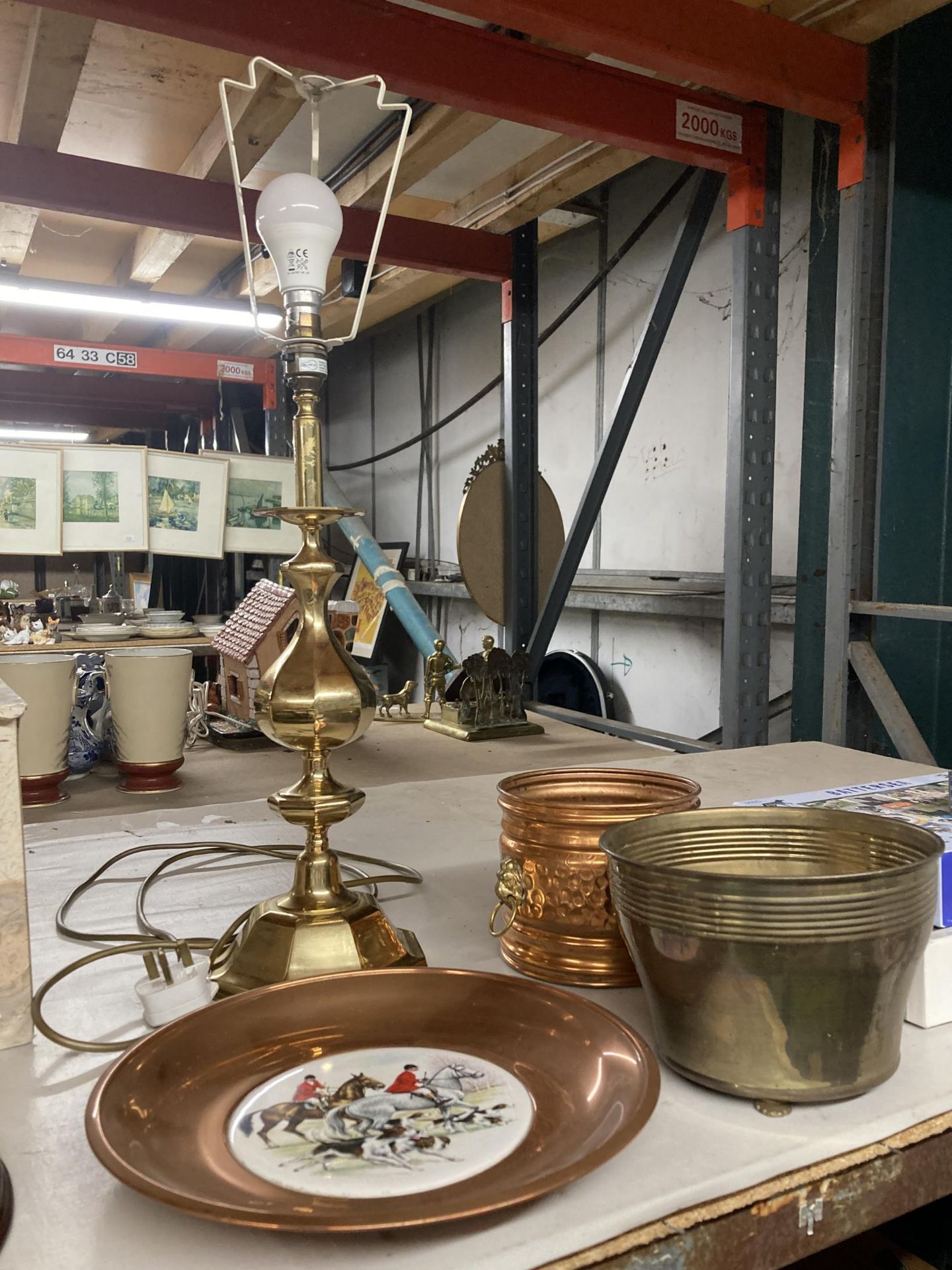 A LARGE BRASS TABLE LAMP, PLANTERS AND A COPPER PLATE WITH CERAMIC HUNTING SCENE