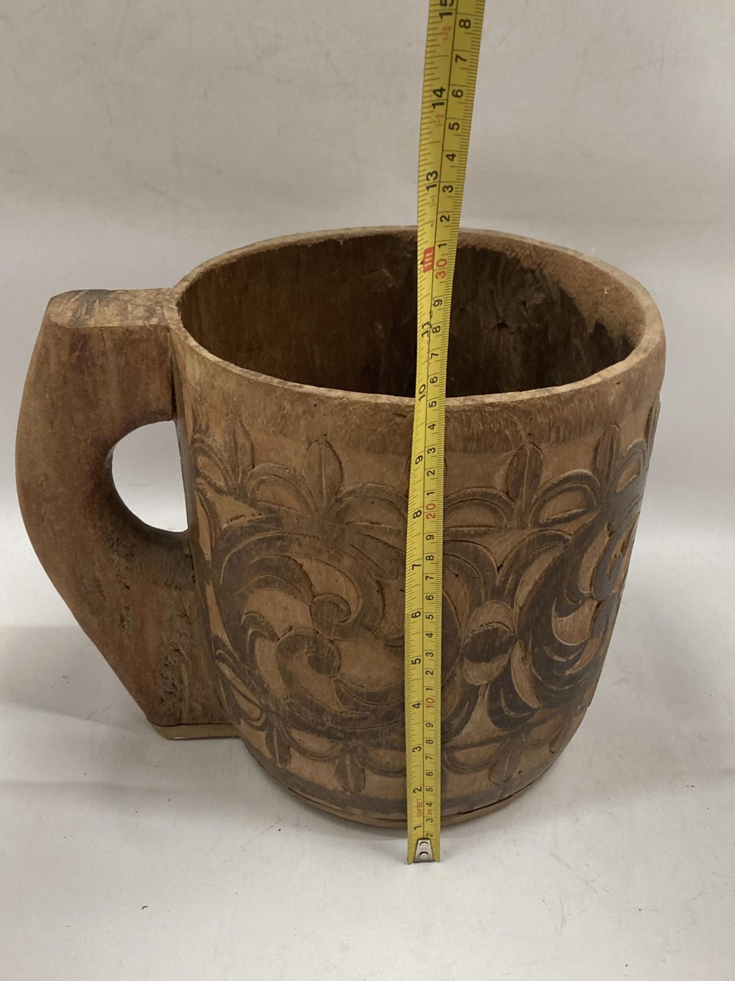 A LARGE VINTAGE TRIBAL WOODEN MUG, HEIGHT 25CM - Image 3 of 3