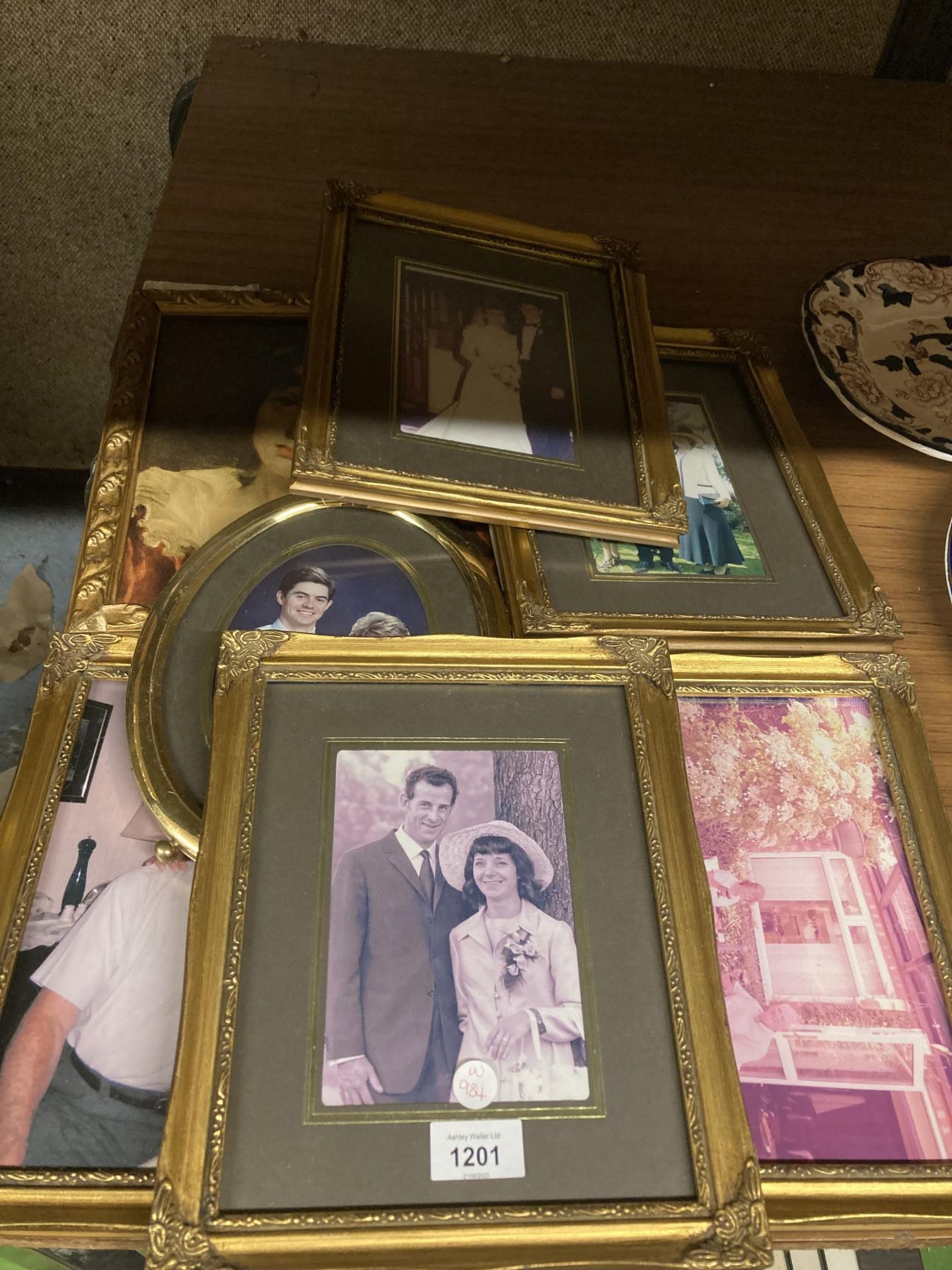 A QUANTITY OF VINTAGE GILT PHOTO FRAMES