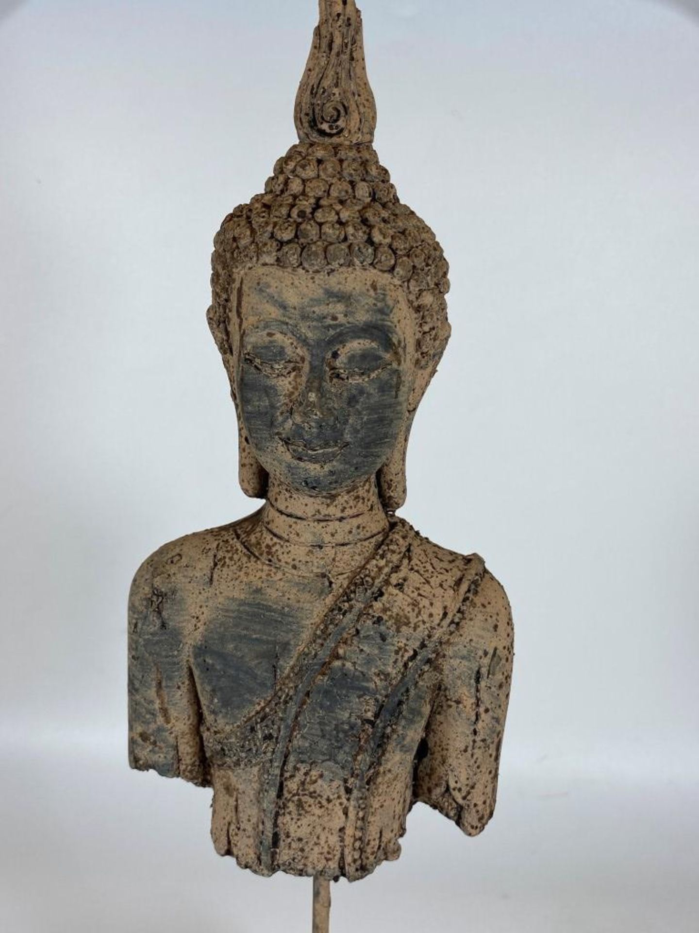 A PAIR OF DECORATIVE STONE BUDDHA HEAD ON PLINTH BASES, HEIGHT 39CM - Image 3 of 6