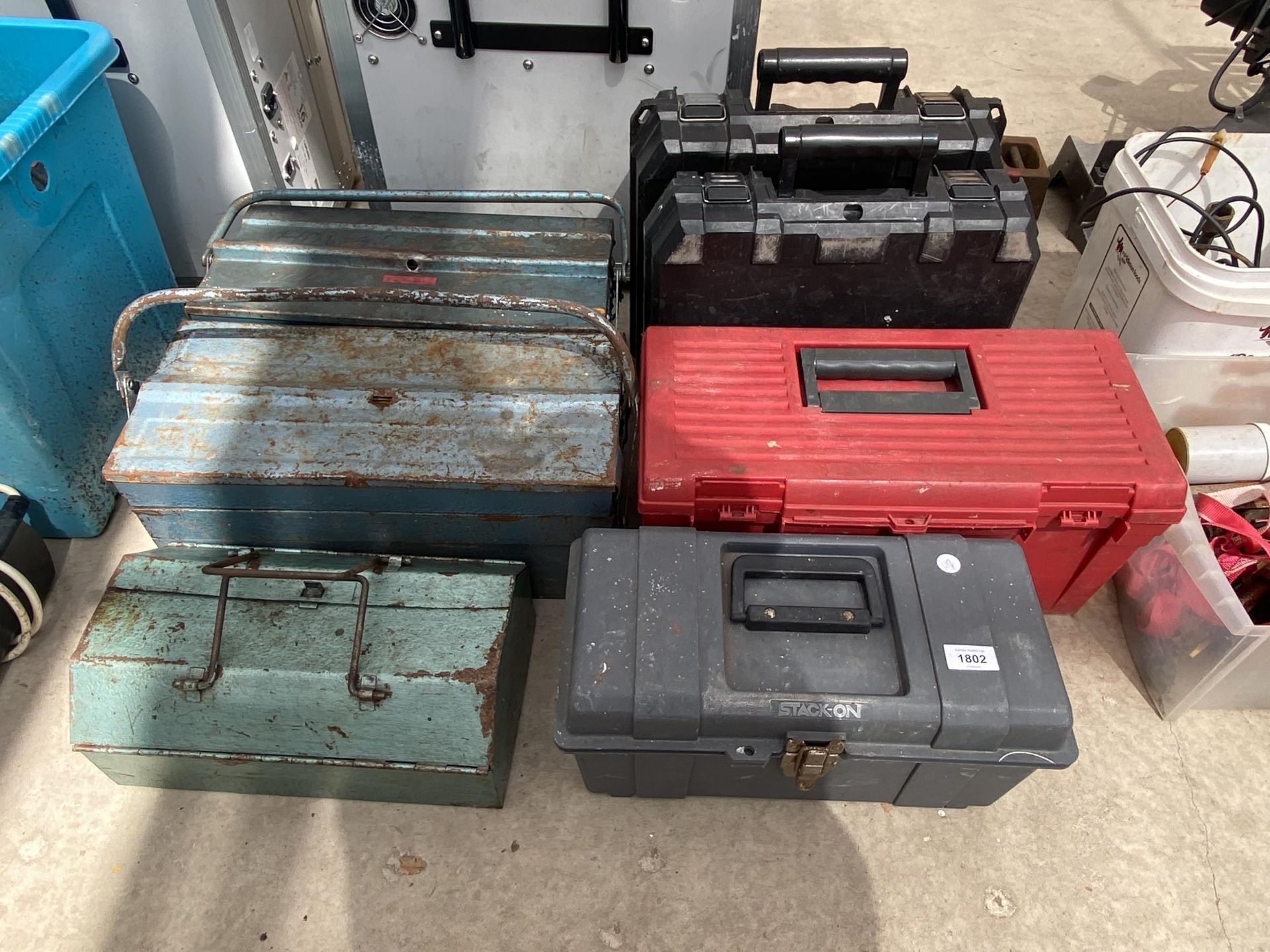 AN ASSORTMENT OF METAL AND PLASTIC TOOL BOXES