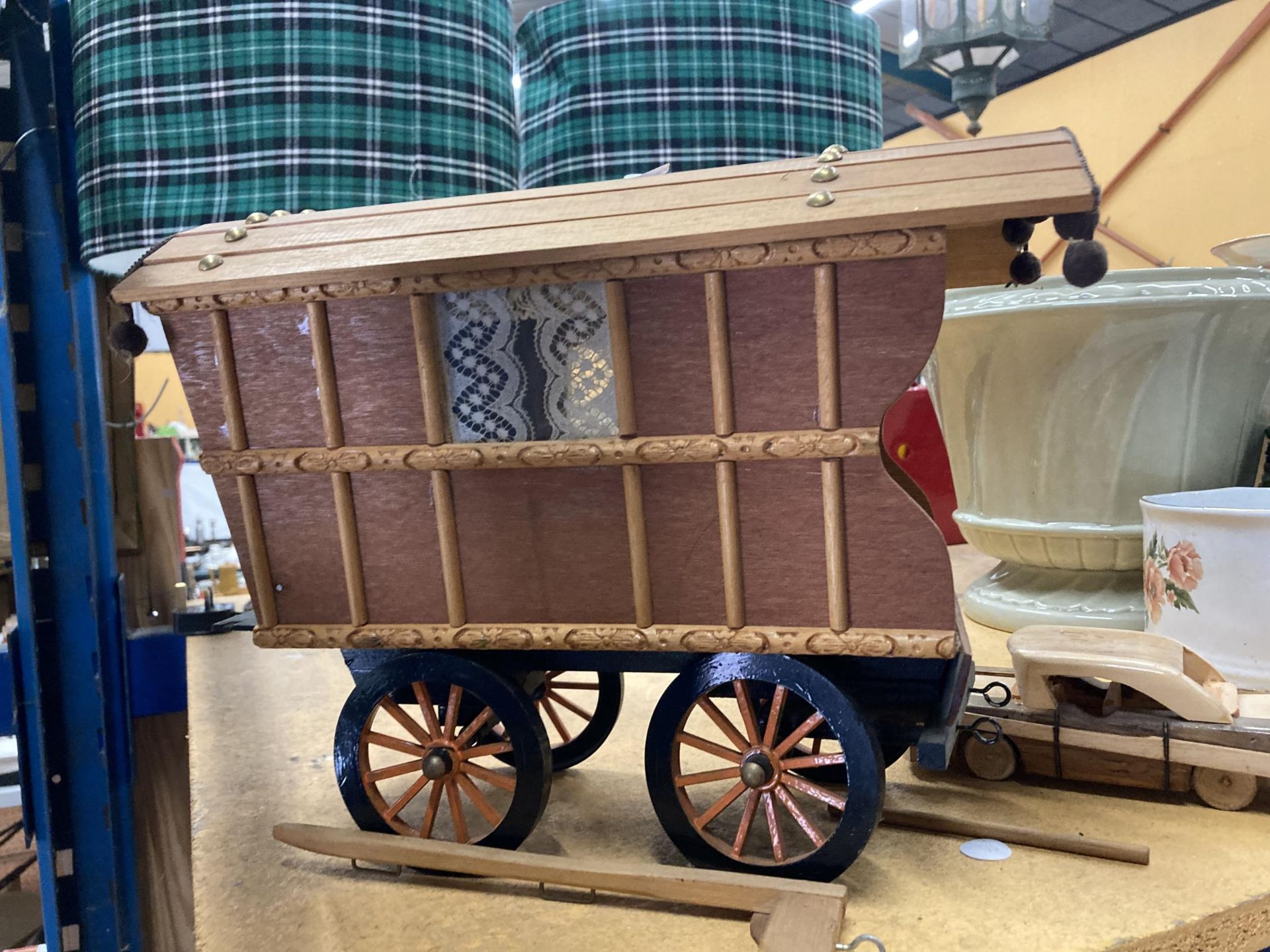 A WOODEN ROMANY CARAVAN AND CAR - Image 4 of 5
