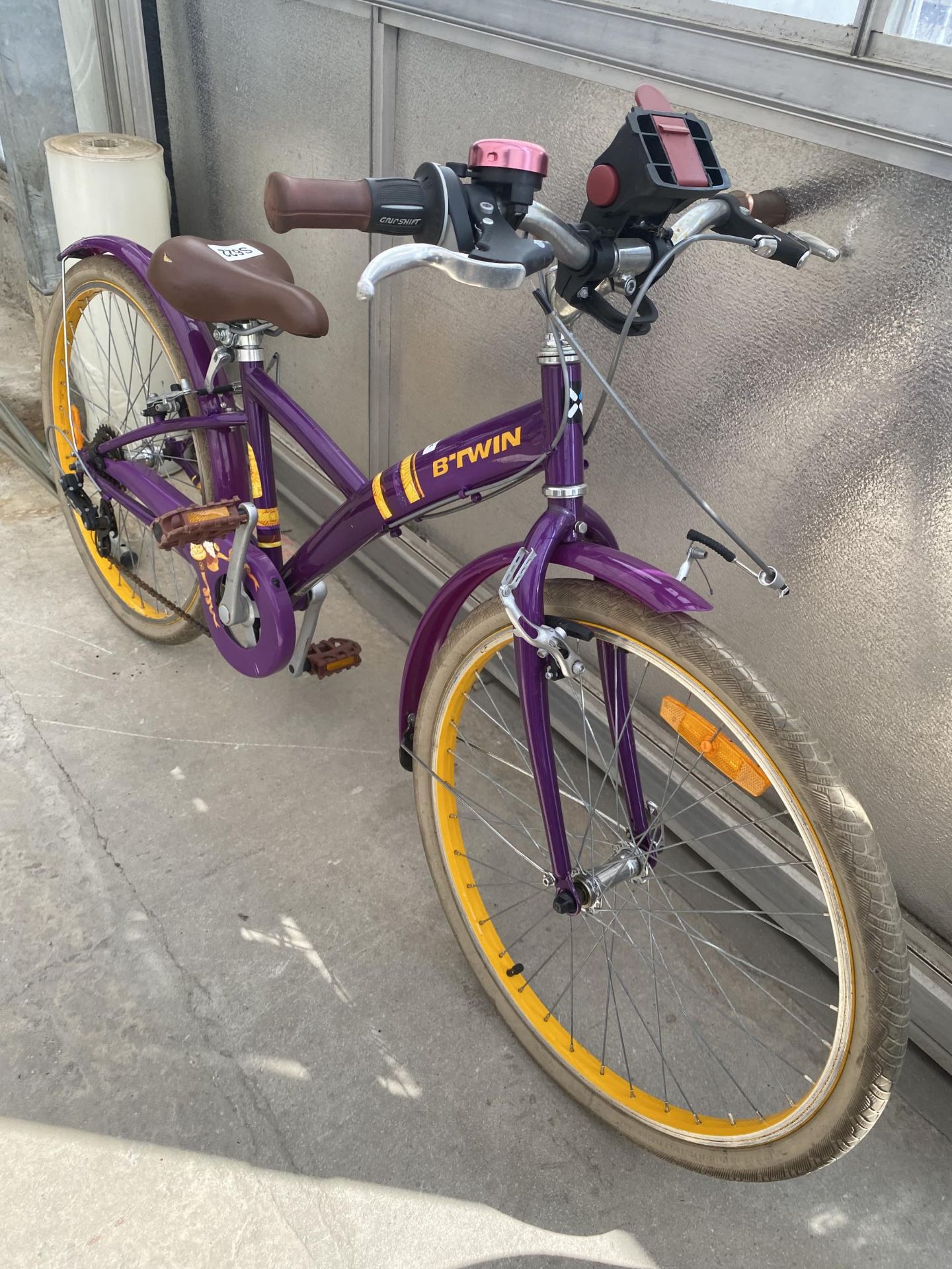 A RETRO STYLE BTWIN GIRLS BIKE WITH 5 SPEED GEAR SYSTEM - Image 3 of 3