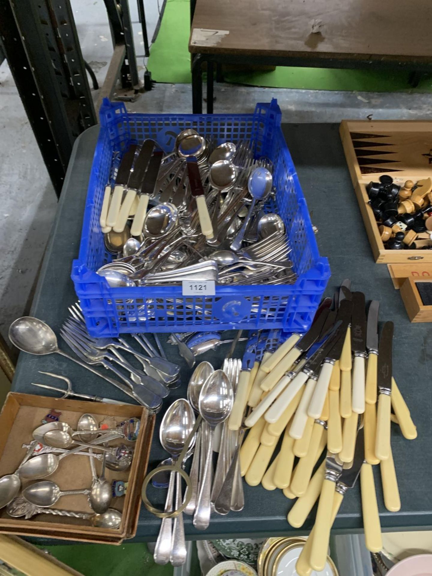 A LARGE QUANTITY OF VINTAGE KNIVES, FORKS AND SPOONS