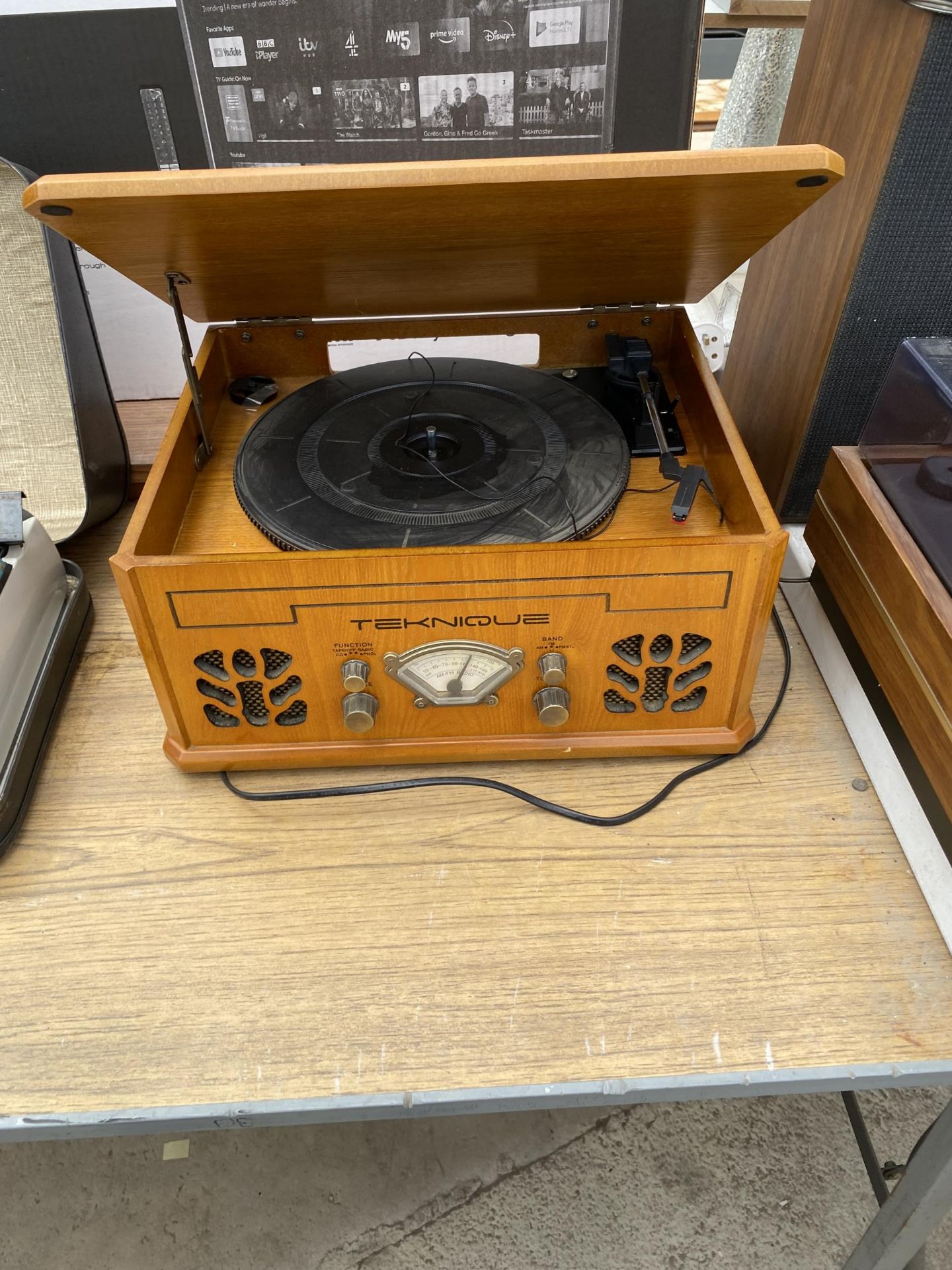 A RETRO STYLE TEKNIQUE PORTABLE TURNTABLE