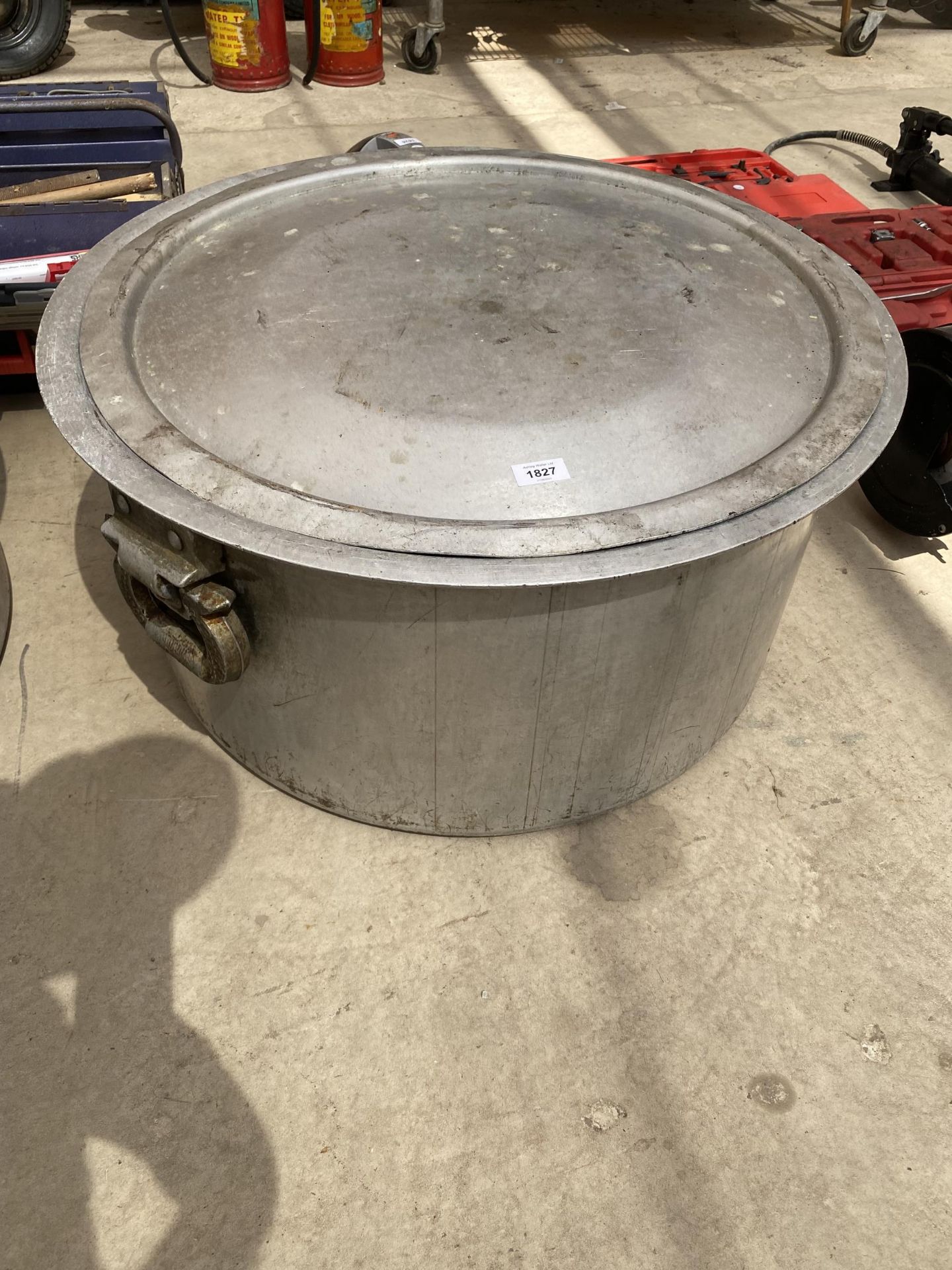 A LARGE STAINLESS STEEL COOKING POT WITH LID