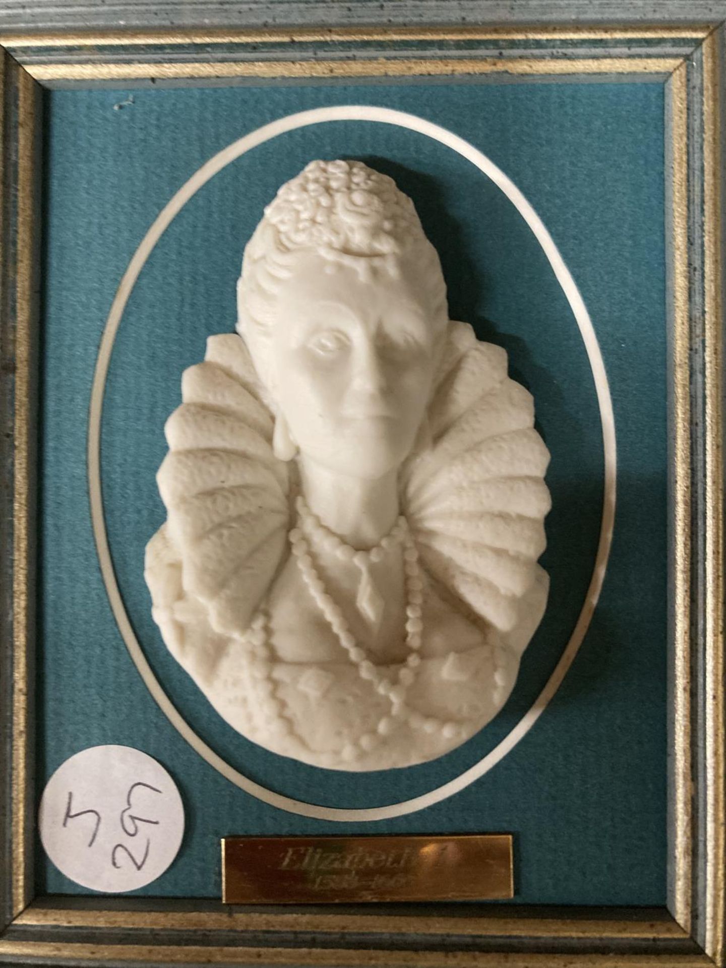 A GILT FRAMED CHERUB PLAQUE WITH A PAIR OF PORTRAITS - Image 5 of 5