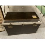 A VINTAGE TRAVELLING TRUNK, WIDTH 68CM, HEIGHT 38CM, DEPTH 39CM