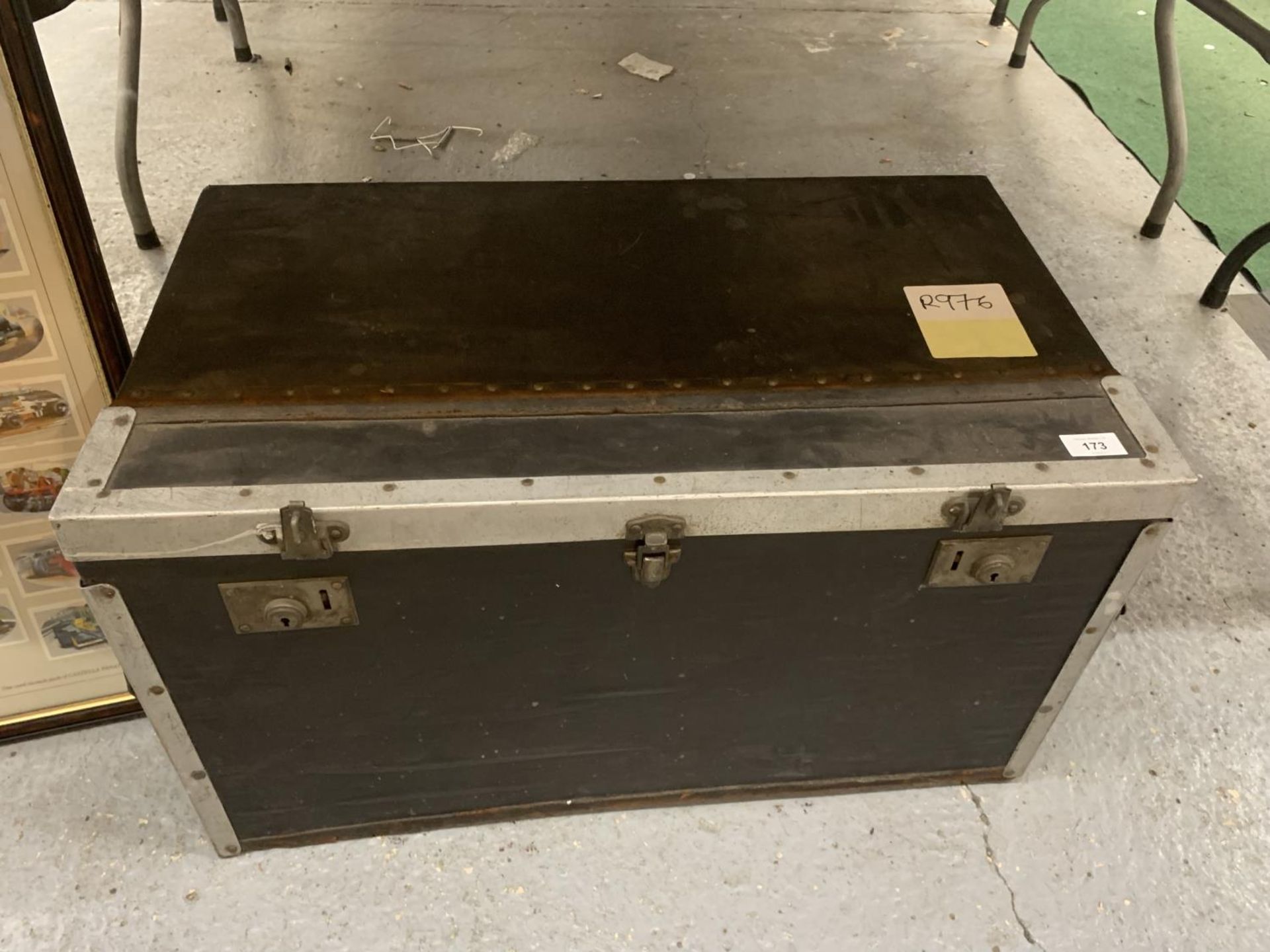 A VINTAGE TRAVELLING TRUNK, WIDTH 68CM, HEIGHT 38CM, DEPTH 39CM