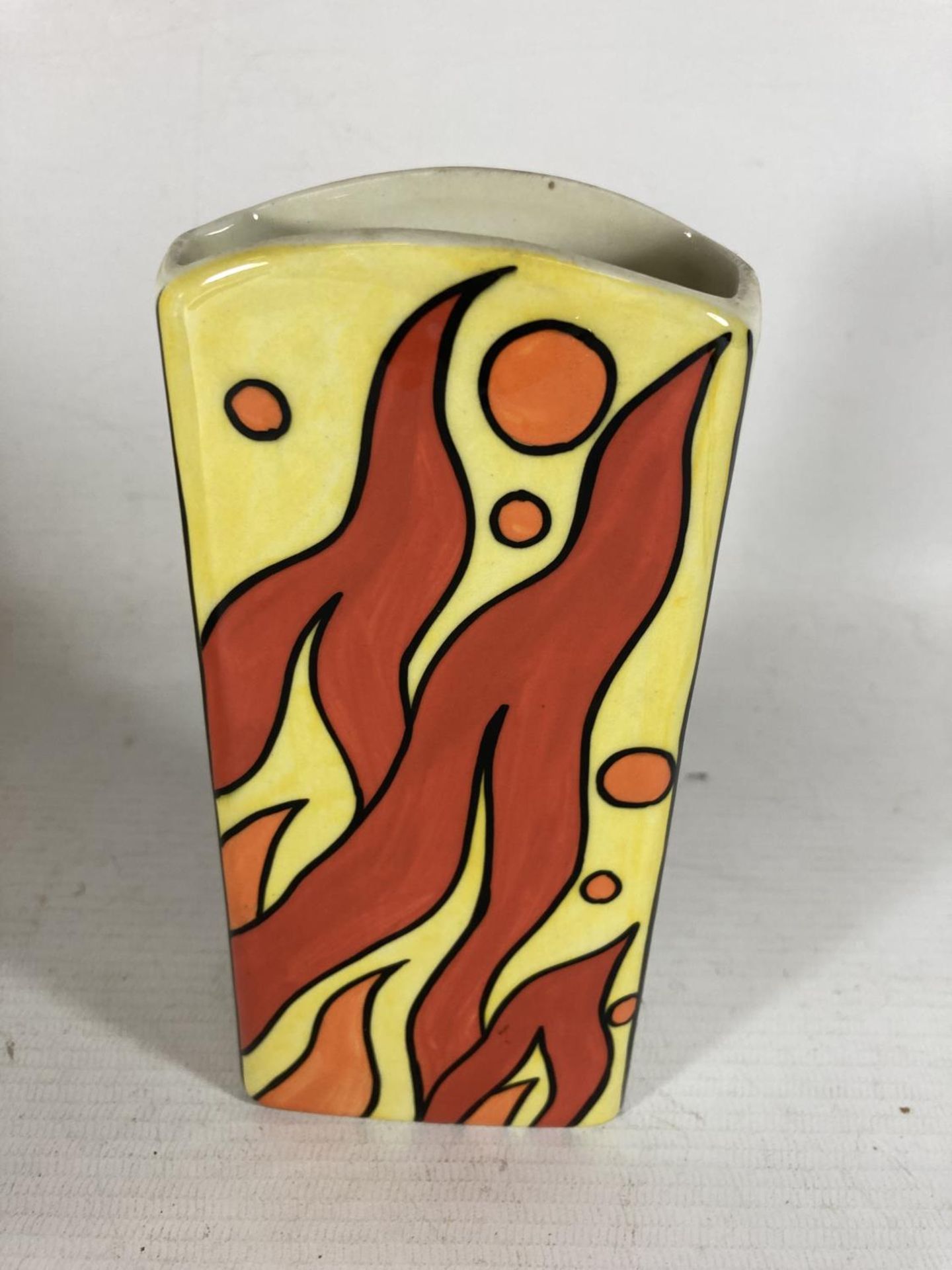 A HANDPAINTED AND SIGNED LORNA BAILEY VASE INFERNO PATTERN