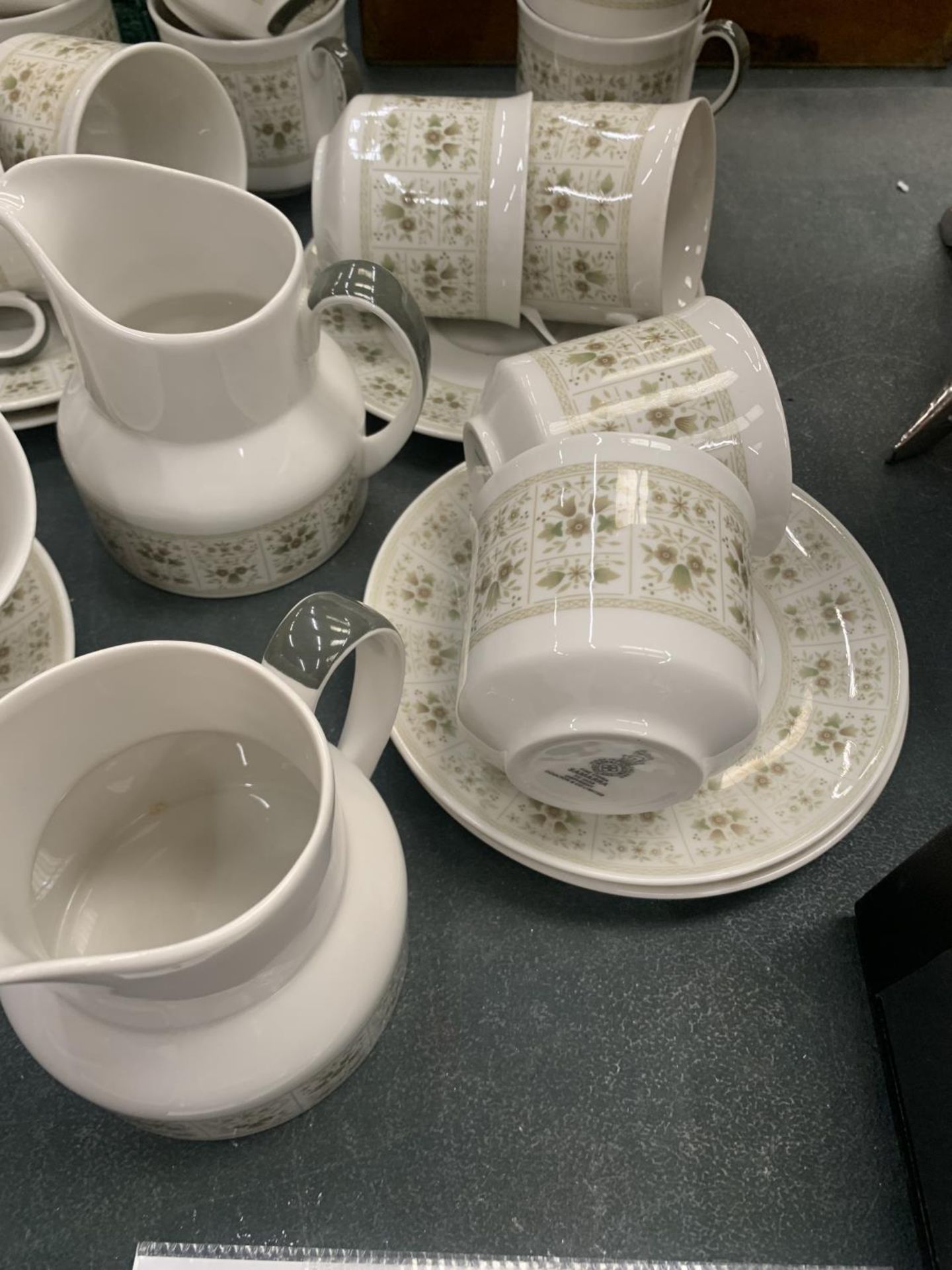 A ROYAL DOULTON 'SAMARRA' PART TEASET TO INCLUDE CUPS, SAUCERS AND CREAM JUGS - Image 3 of 5