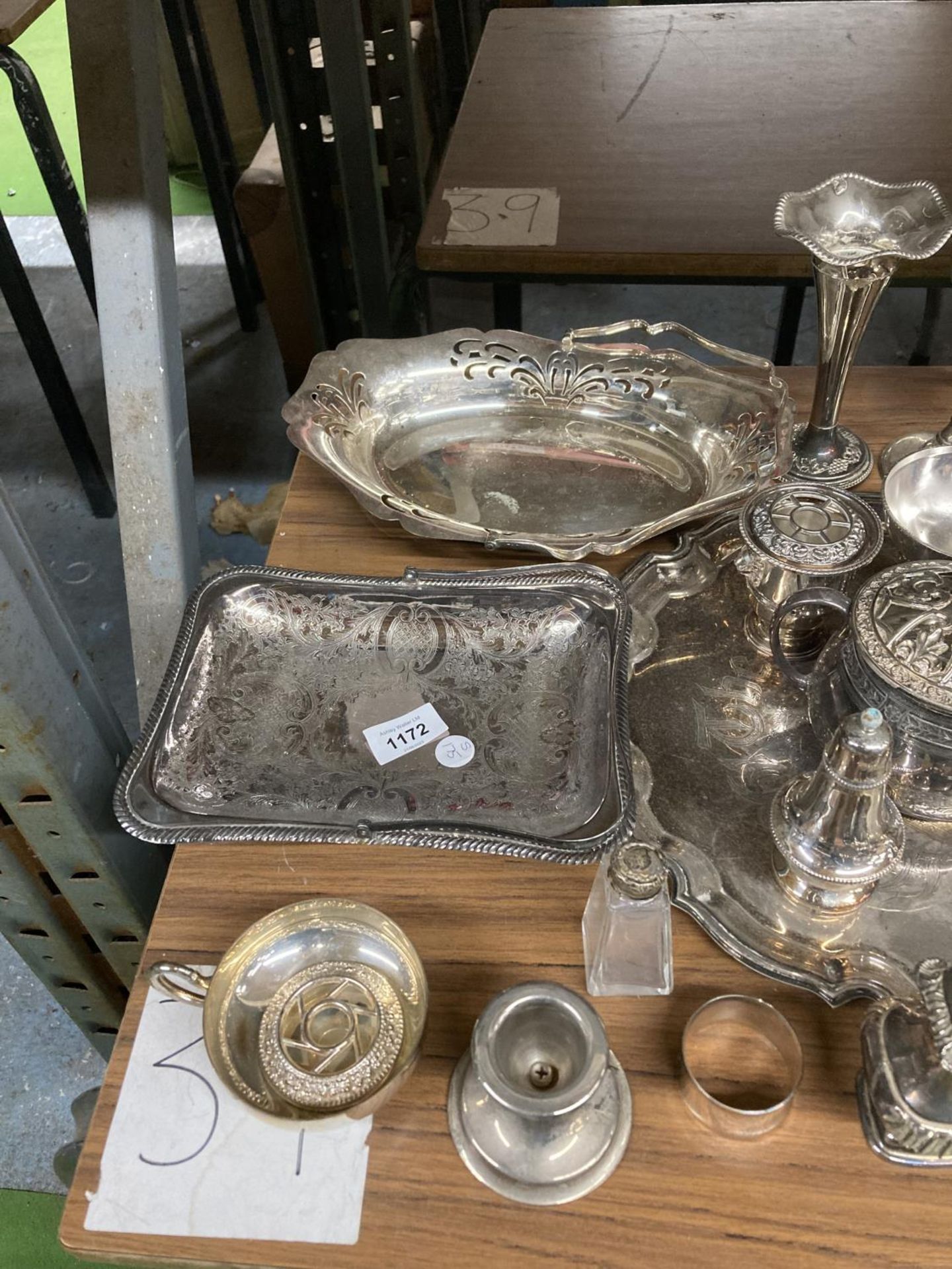 A LARGE MIXED LOT OF VINTAGE SILVER PLATED ITEMS, SALVER, LARGE GOBLET, CONDIMENT ITEMS ETC - Image 4 of 6