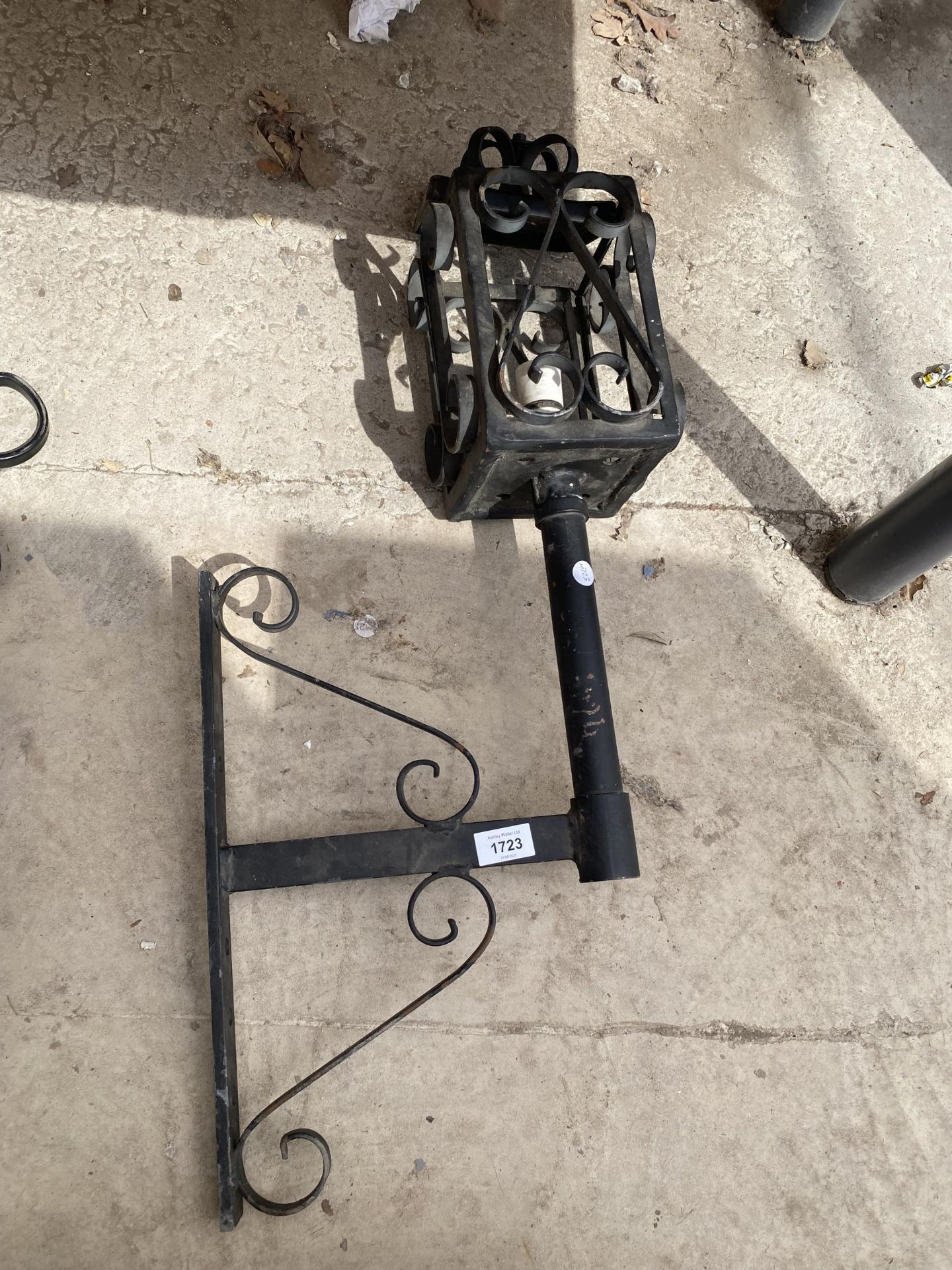 A DECORATIVE WALL MOUNTED OUTDOOR LIGHT FITTING