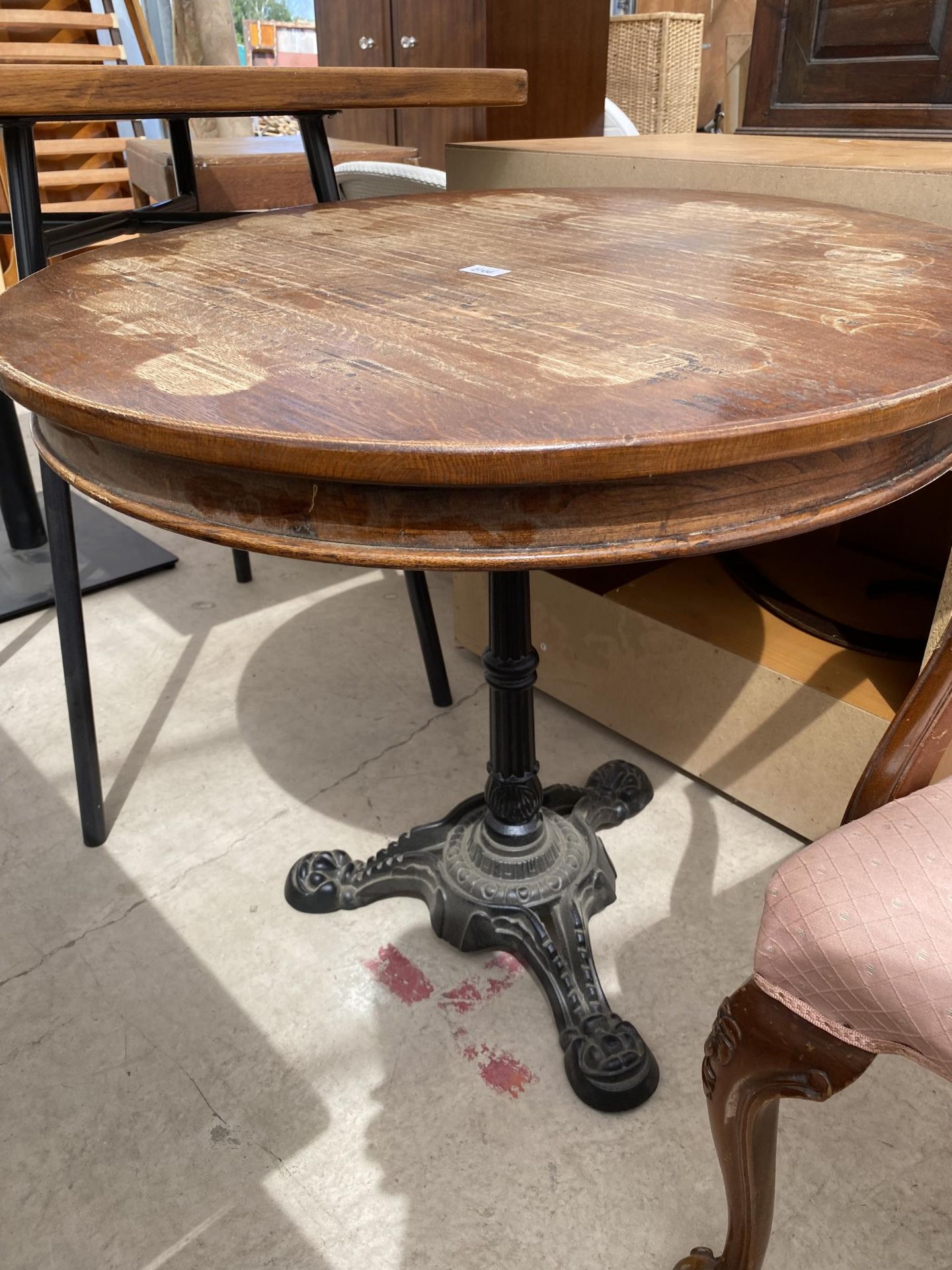 A 31" DIAMETER OAK PUB TABLE ON VICTORIAN STYLE CAST IRON BASE - Image 2 of 3