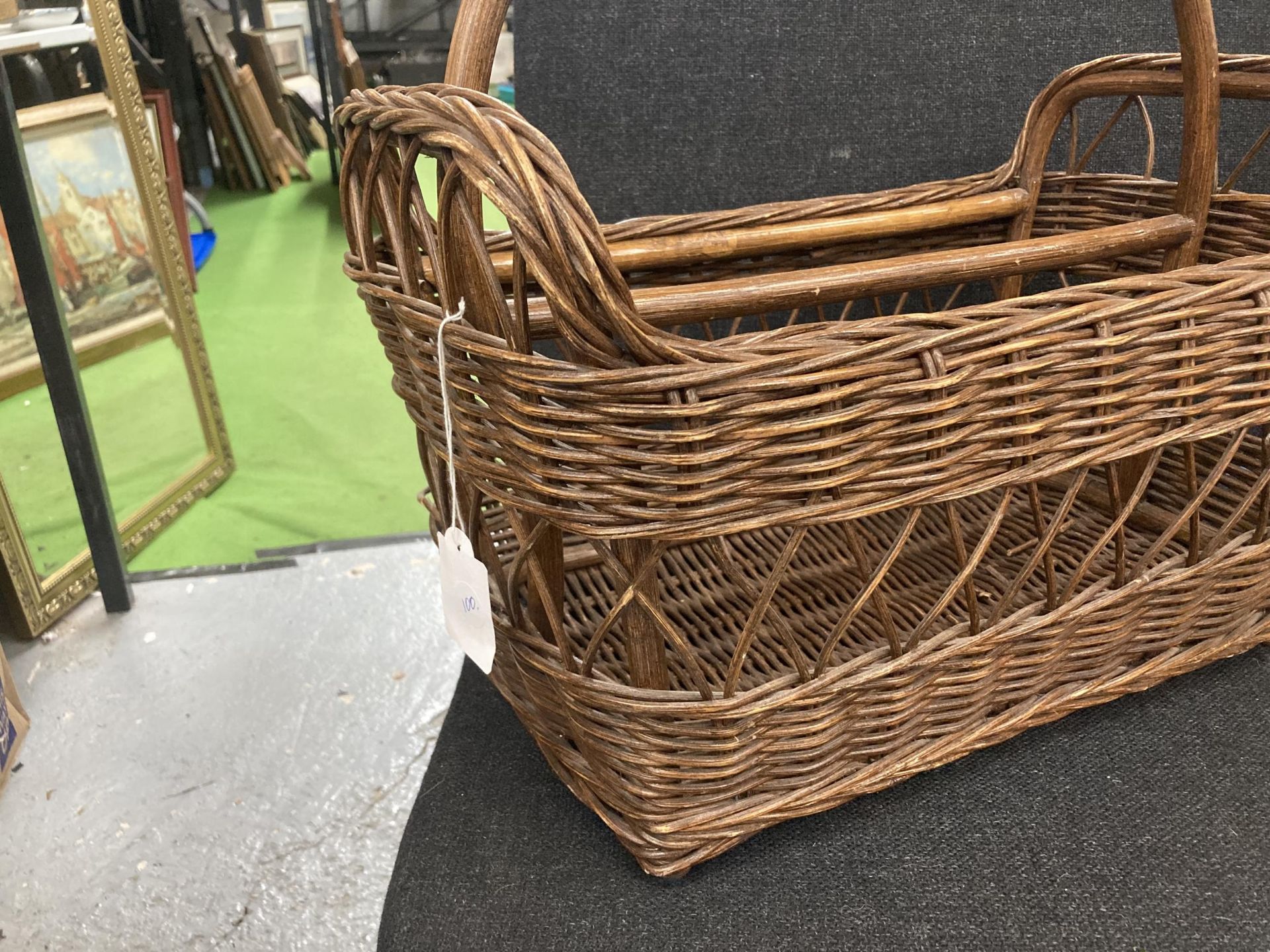 A VINTAGE WICKER BASKET - Image 2 of 3