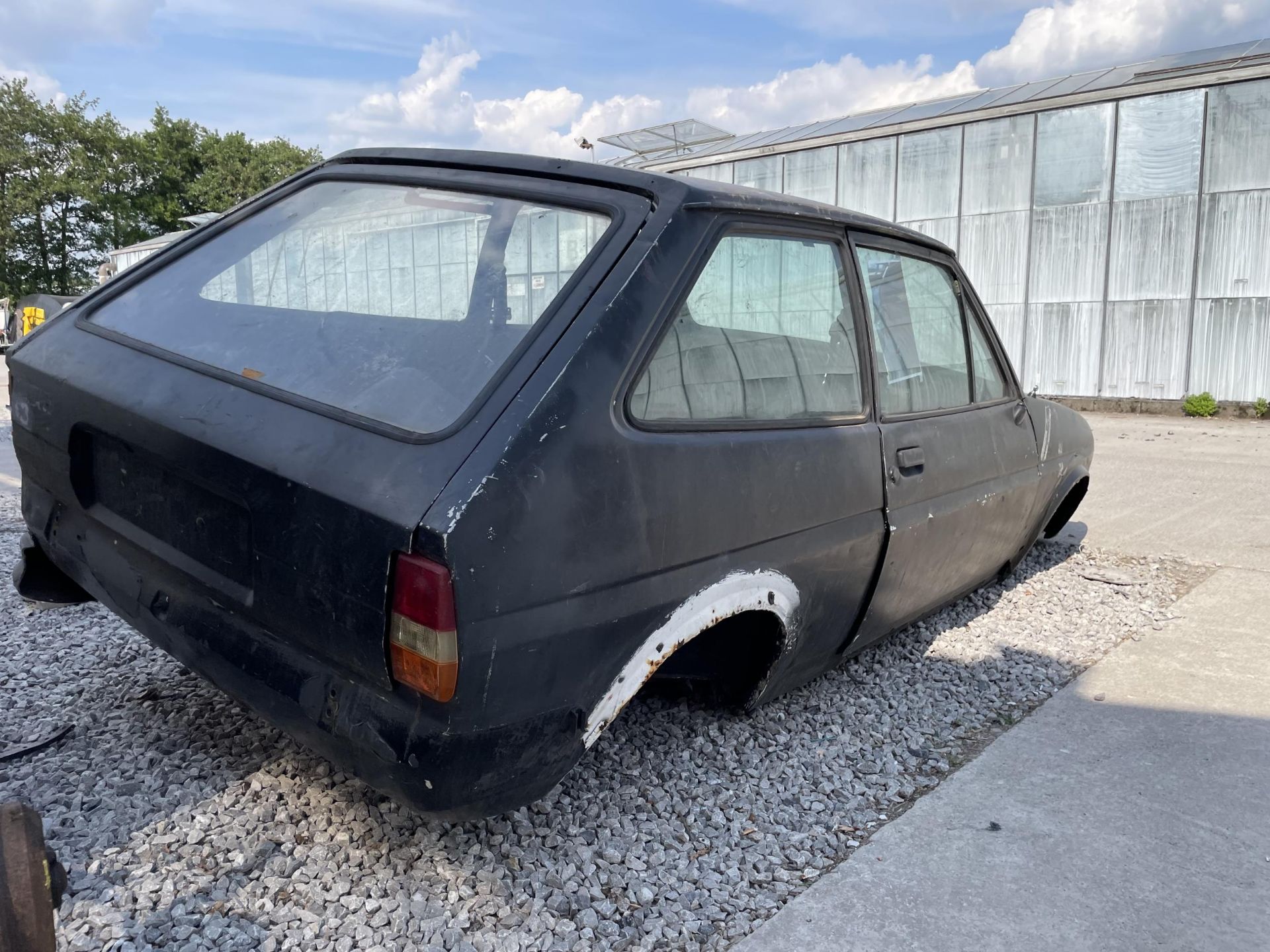 A FORD FIESTA XR2 3 DOOR SALLON CAR FOR A RESTORATION PROJECT COMPLETE WITH VARIOUS SPARE PARTS TO - Bild 4 aus 11