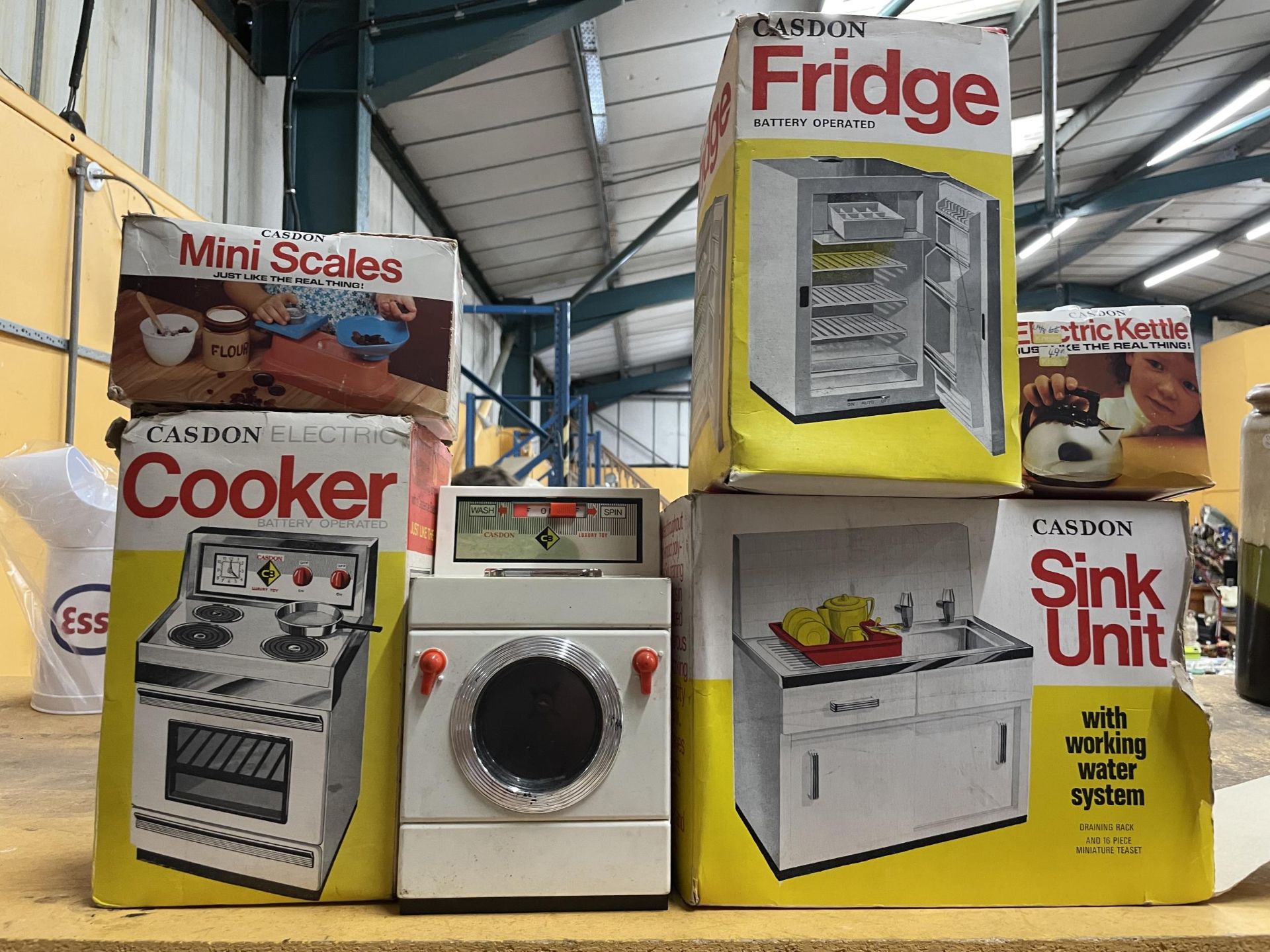 A QUANTITY OF MINIATURE APPLIANCES TO INCLUDE A COOKER, FRIDGE, WASHING MACHINE ETC SOME BOXED