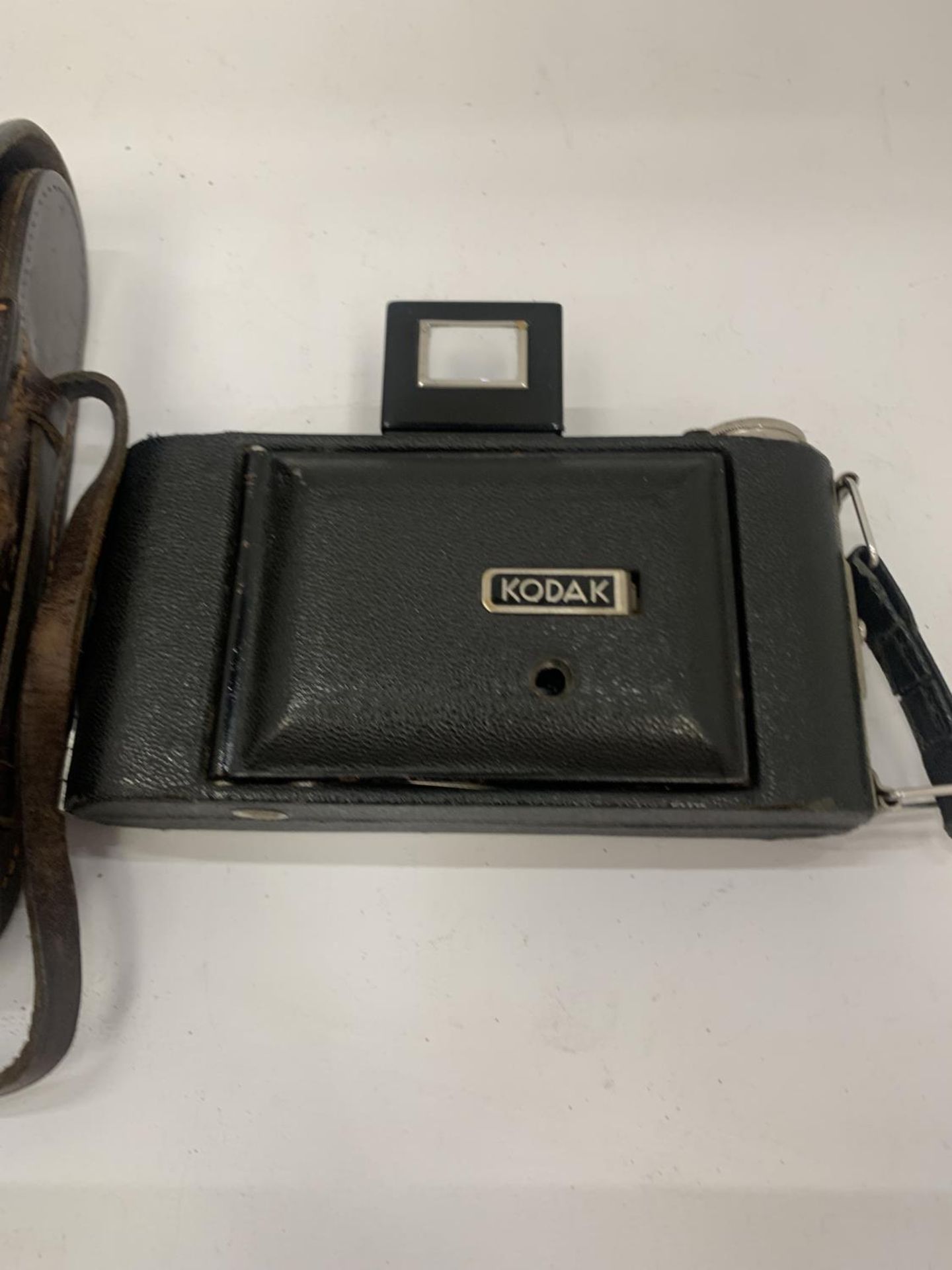 A VINTAGE KODAK CAMERA AND LEATHER CASE - Image 3 of 4