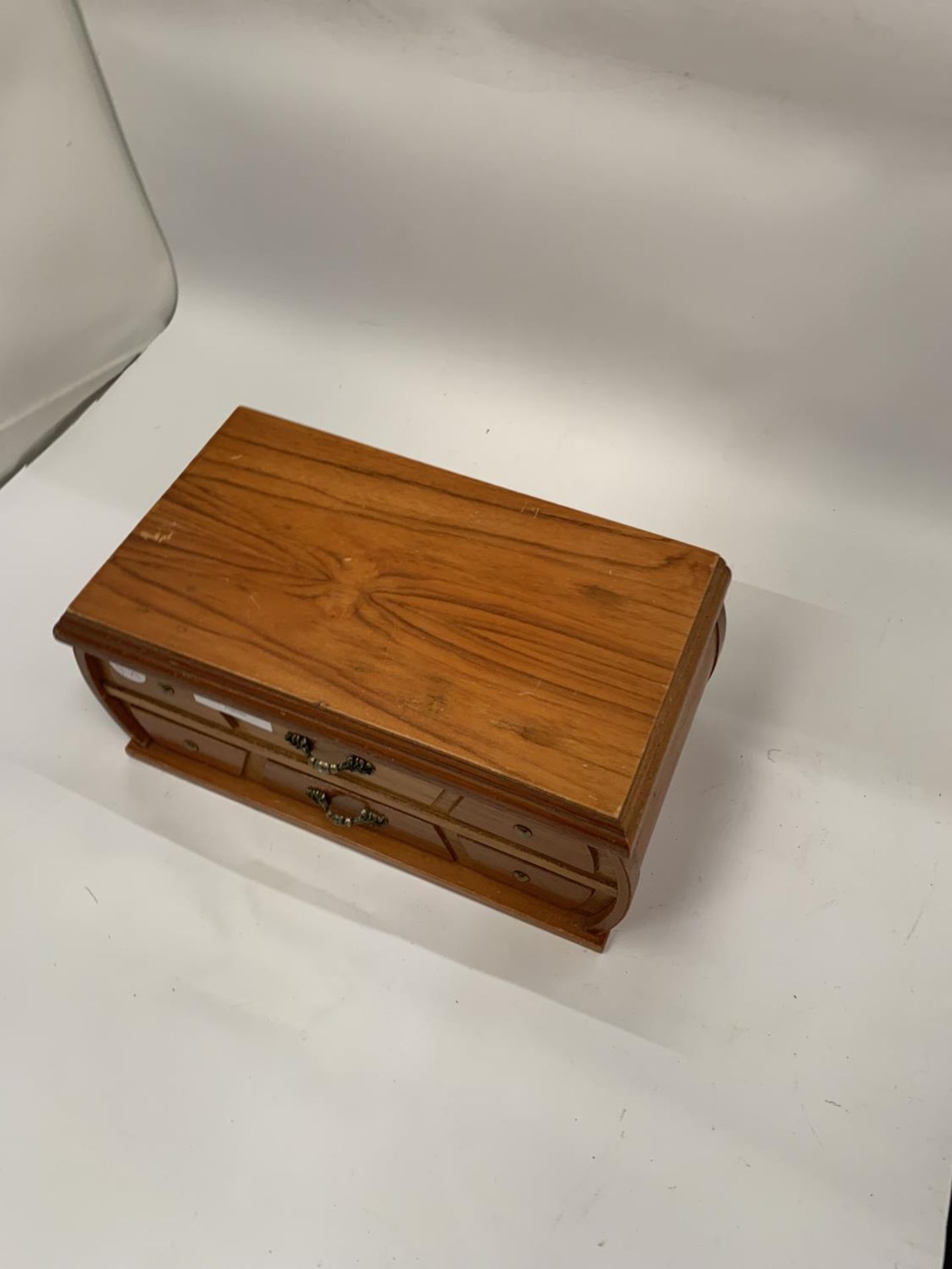 A JEWELLERY BOX CONTAINING A QUANTITY OF COSTUME JEWELLERY TO INCLUDE RINGS, BRACELETS, BROOCHES, - Bild 3 aus 3