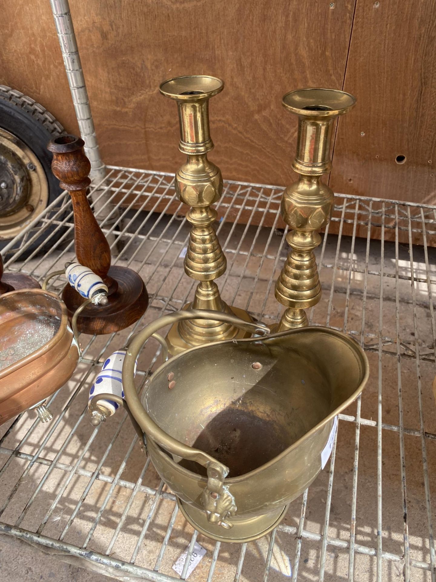 AN ASSORTMENT OF VINTAGE ITEMS TO INCLUDE TREEN CANDLESTICKS AND A MINIATURE BRASS COAL BUCKET ETC - Image 3 of 3