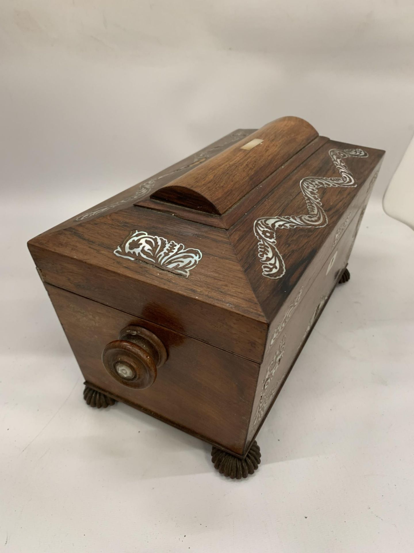 AN ANTIQUE ROSEWOOD AND MOTHER OF PEARL TEA CADDY WITH TWO INNER COMPARTMENTS AND CUT GLASS BOWL - Image 2 of 5