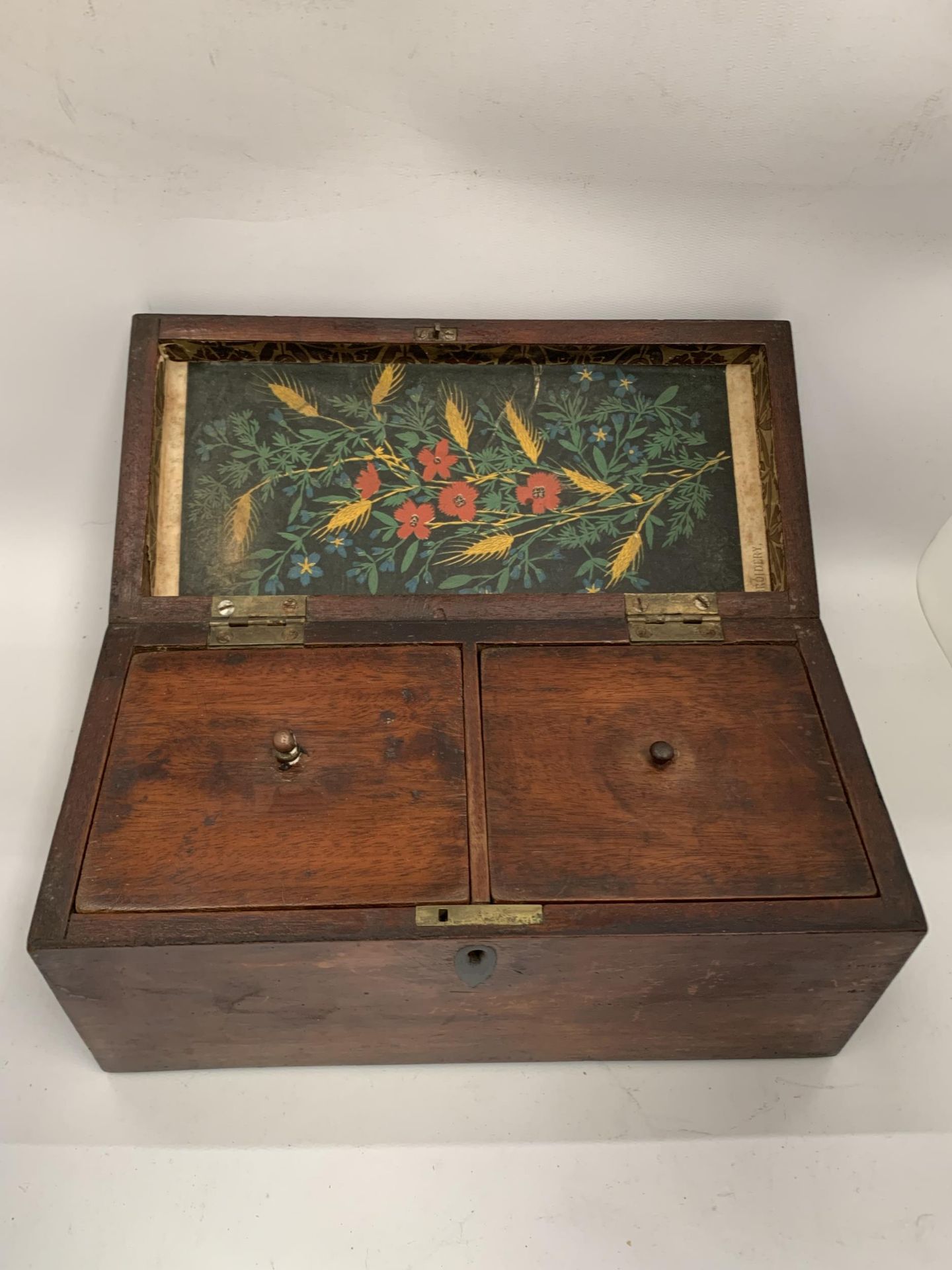 A VINTAGE MAHOGANY TEA CADDY WITH TWO INNER COMPARTMENTS