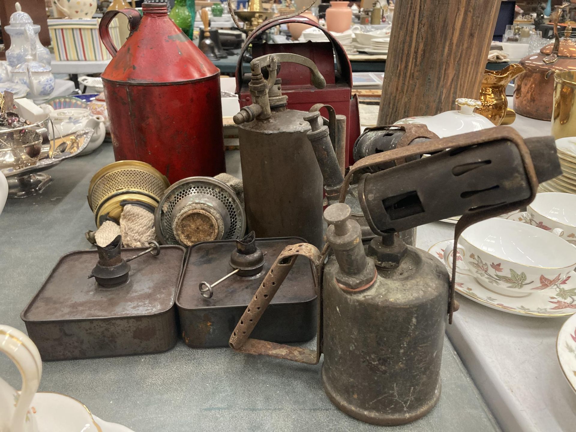 A MIXED LOT OF VINTAGE METAL ITEMS, GAS CAN, BLOW TORCHES, LANTERN ETC