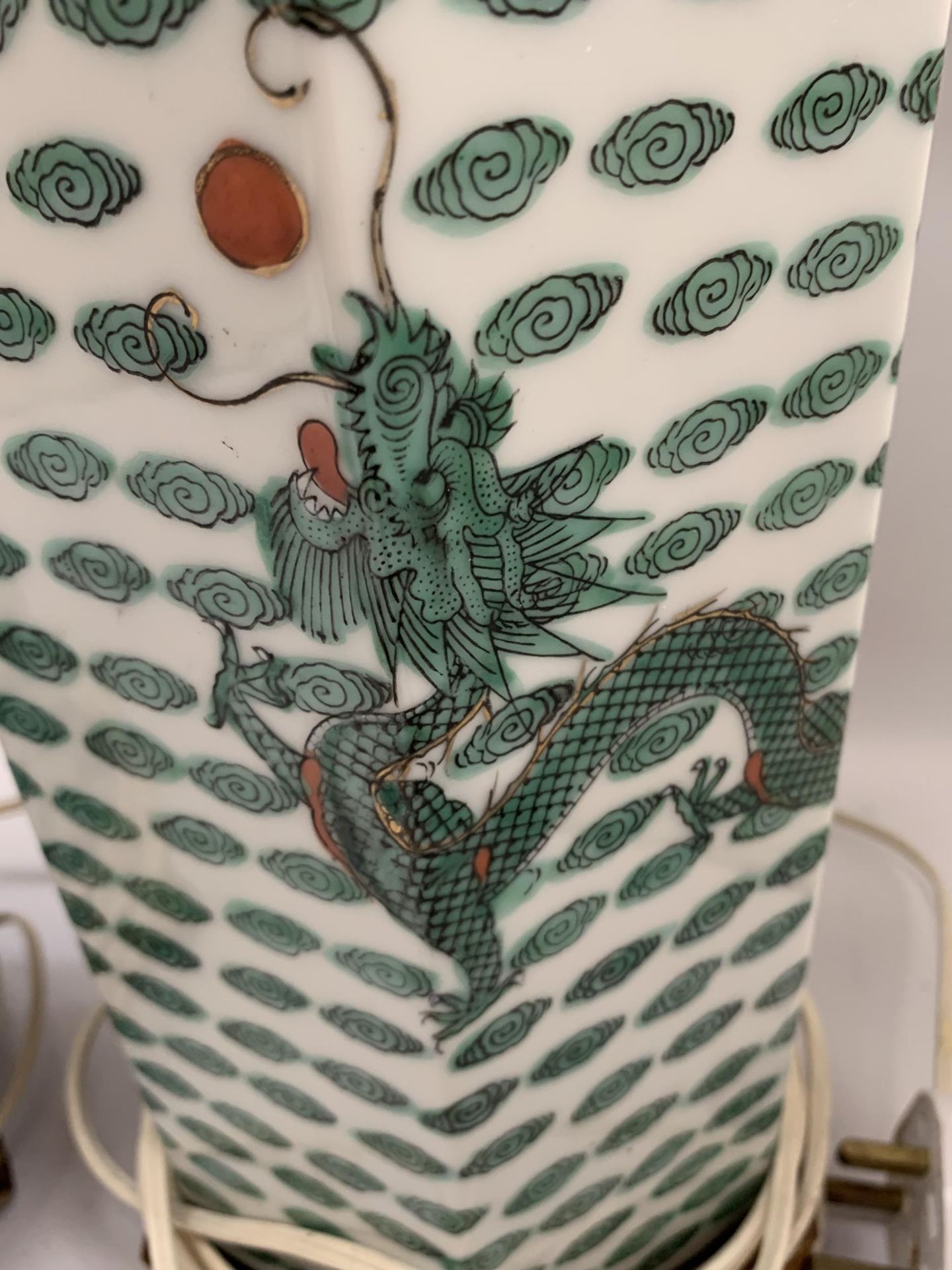 A PAIR OF CHINESE FAMILLE VERTE DRAGON DESIGN TABLE LAMPS - Image 3 of 4