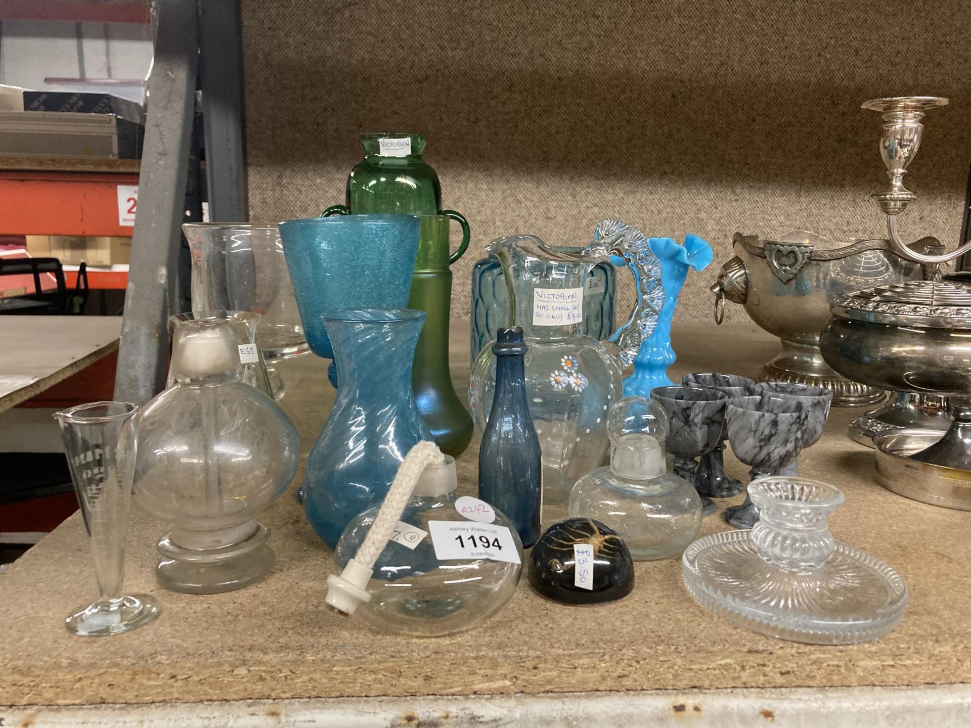 A QUANTITY OF VINTAGE GLASSWARE TO INCLUDE A VICTORIAN HAND PAINTED VASE AND JUG, ONYX STYLE EGG