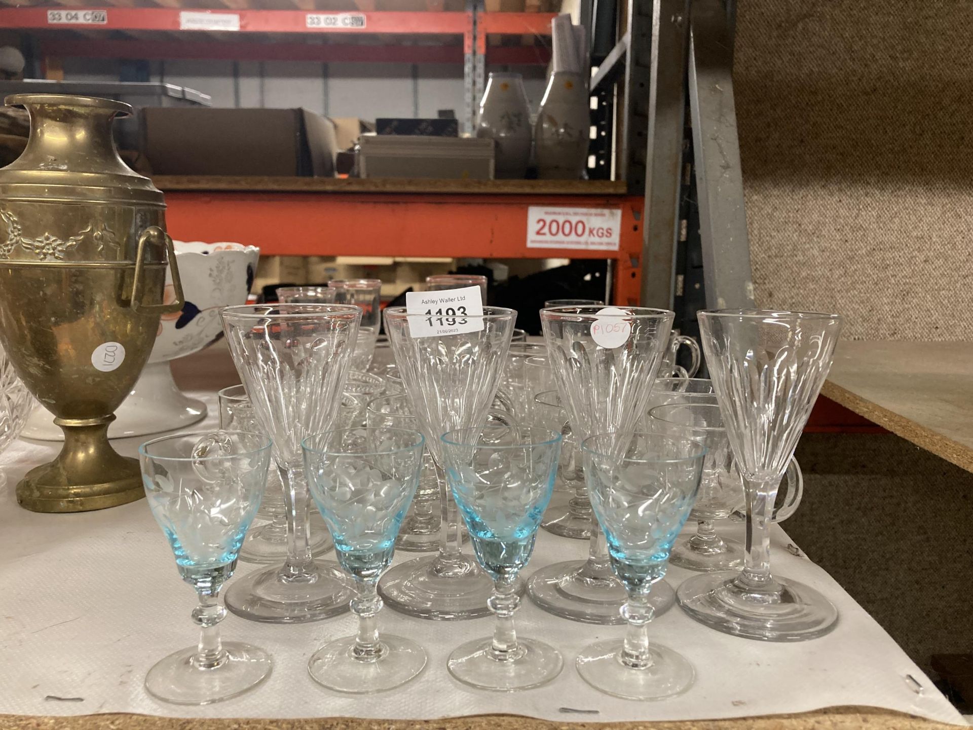 A QUANTITY OF GLASSES TO INCLUDE WINE, CUSTARD CUPS, WINE GLASSES, ETC PLUS ASET OF FOUR BLUE TINTED