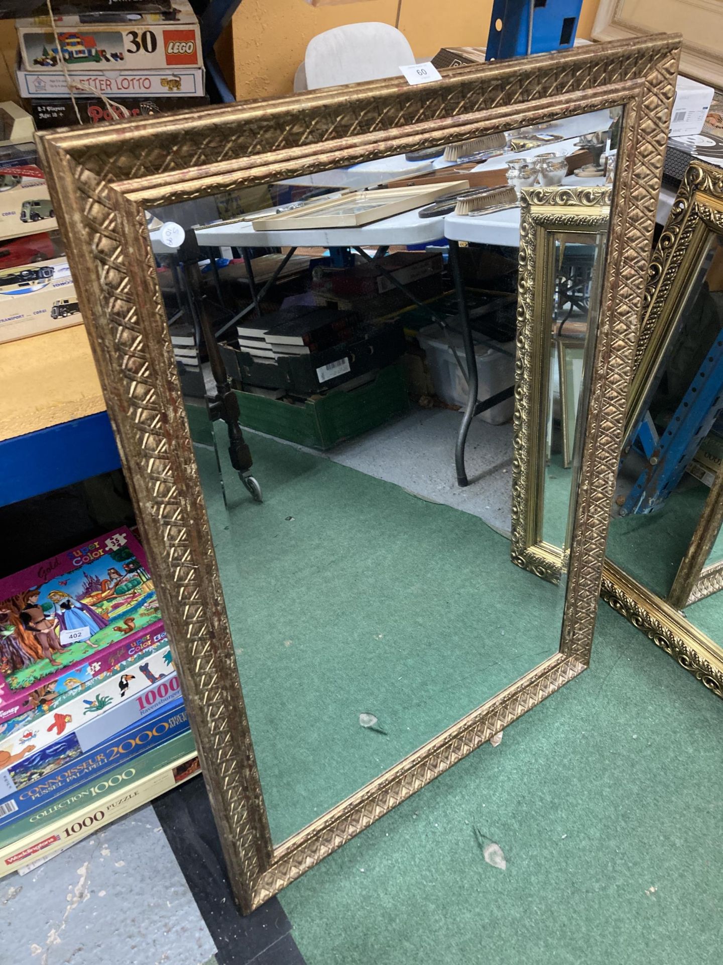 A LARGE GILT FRAMED BEVEL EDGED WALL MIRROR, 73 X 104CM